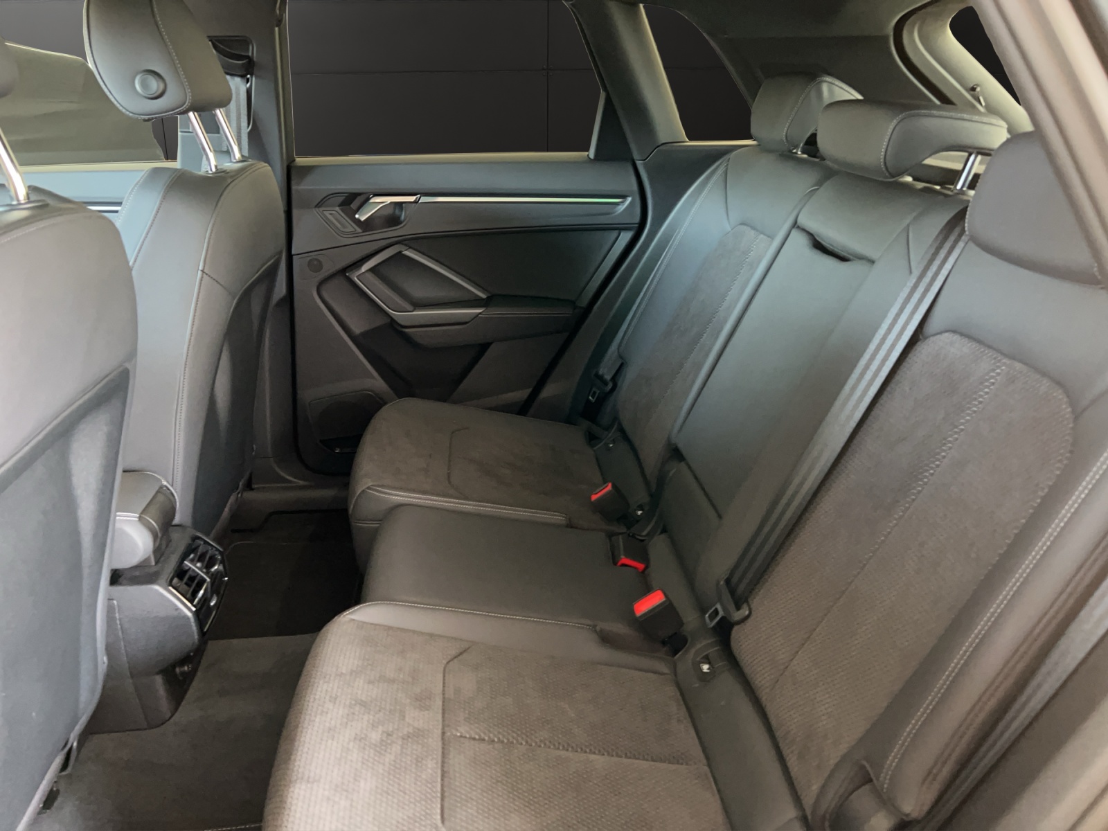 AUDI Q3 40 TFSI S line quattro S-tronic-image-11