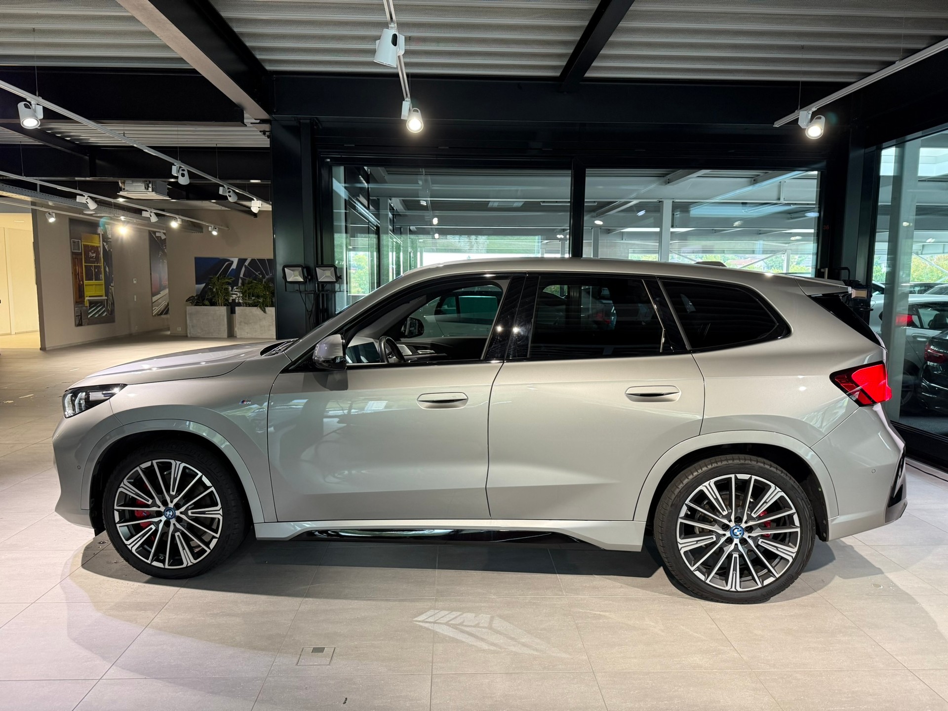 BMW iX1 xDrive 30 M Sport Pro-showroom-element-3