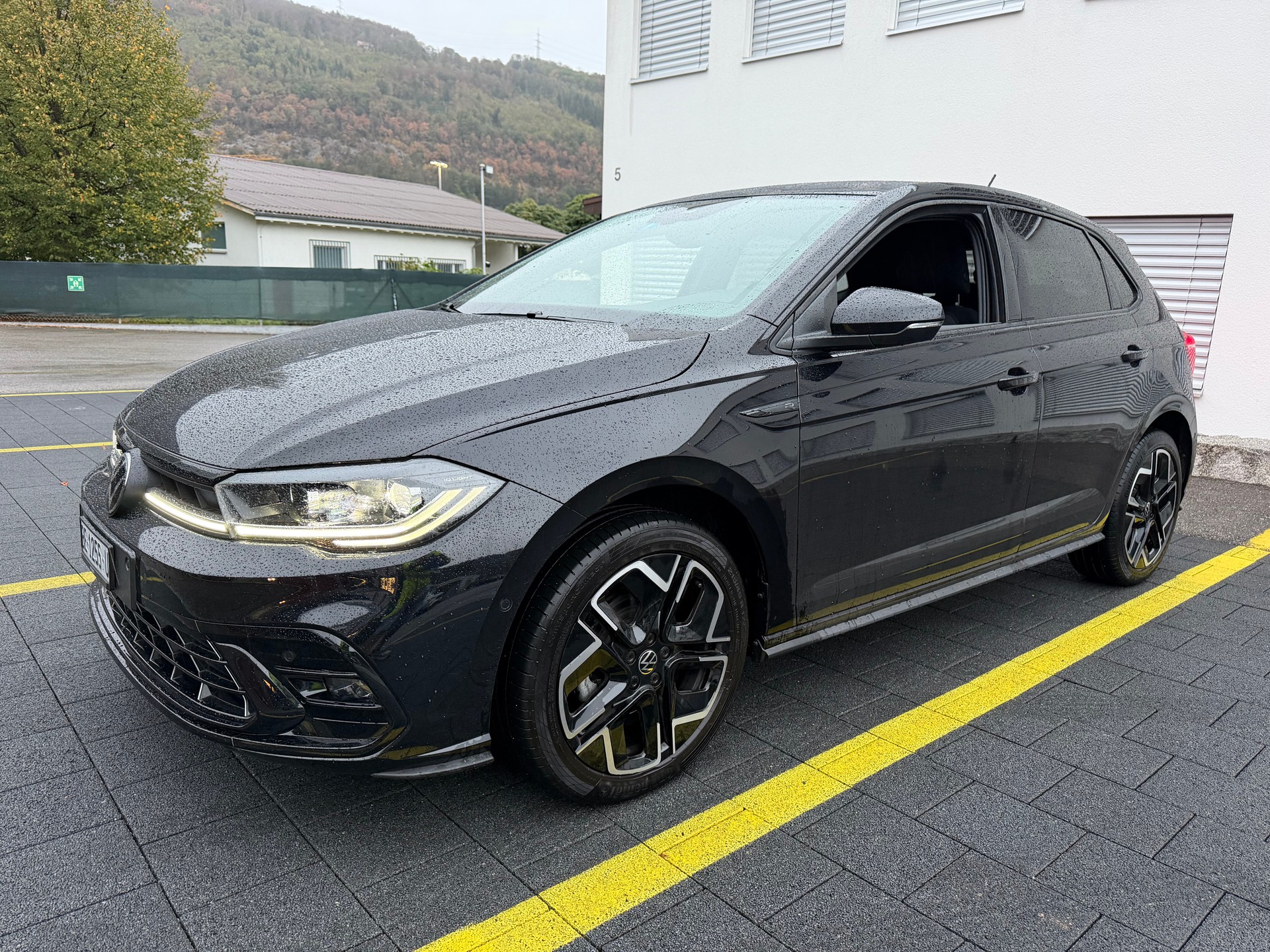 VW HAGELSCHADEN..."R-LINE" POLO 1.0 TSI "115 PS" DSG "AUTOMAT" CH WAGEN VOLL OPTIONEN !! CH VOLLGARANTIE !! MIT NEUEN WINTERRÄDER.-showroom-element-1