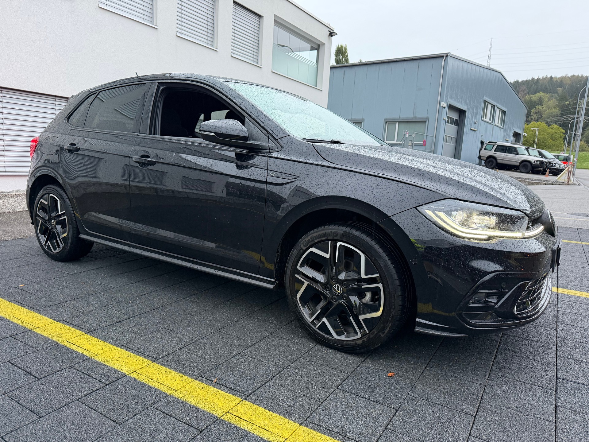 VW HAGELSCHADEN..."R-LINE" POLO 1.0 TSI "115 PS" DSG "AUTOMAT" CH WAGEN VOLL OPTIONEN !! CH VOLLGARANTIE !! MIT NEUEN WINTERRÄDER.-showroom-element-2