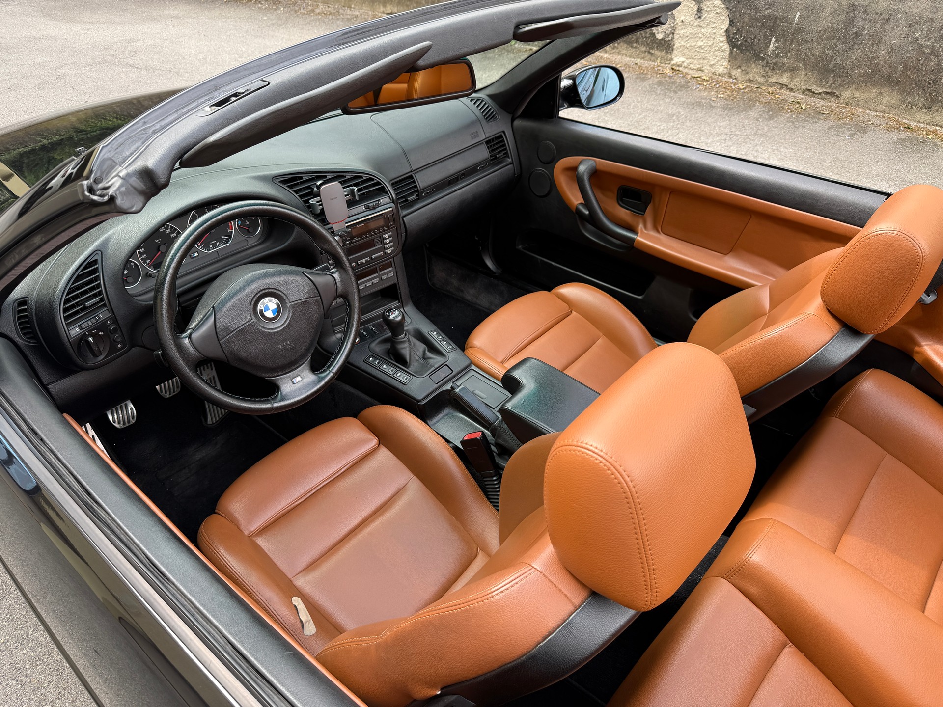 BMW 328i Cabrio-image-6