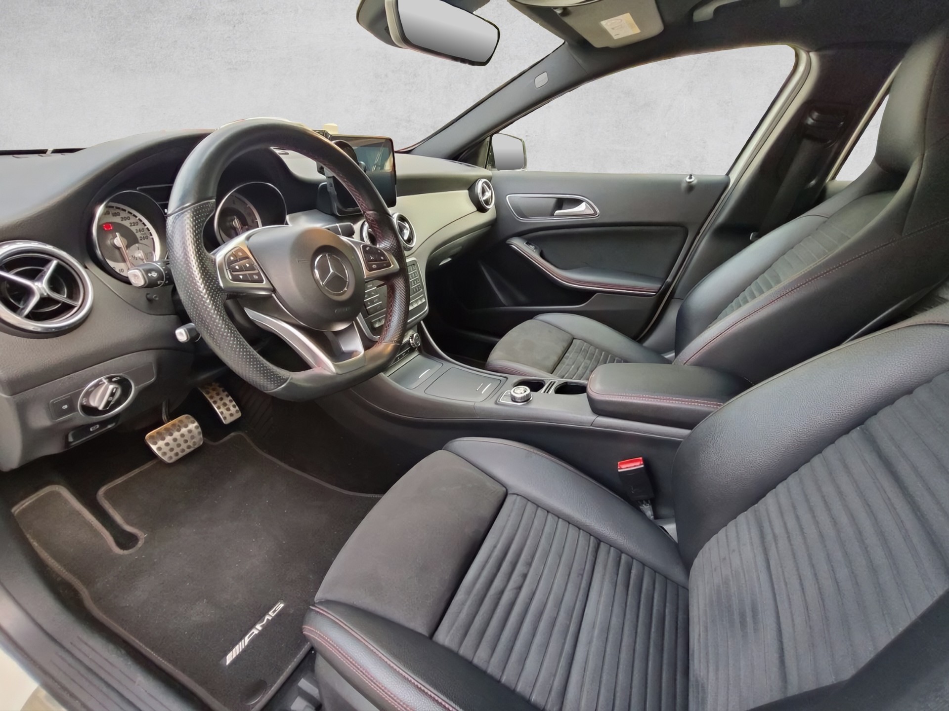 MERCEDES-BENZ GLA 250 AMG Line 4Matic 7G-DCT-image-6