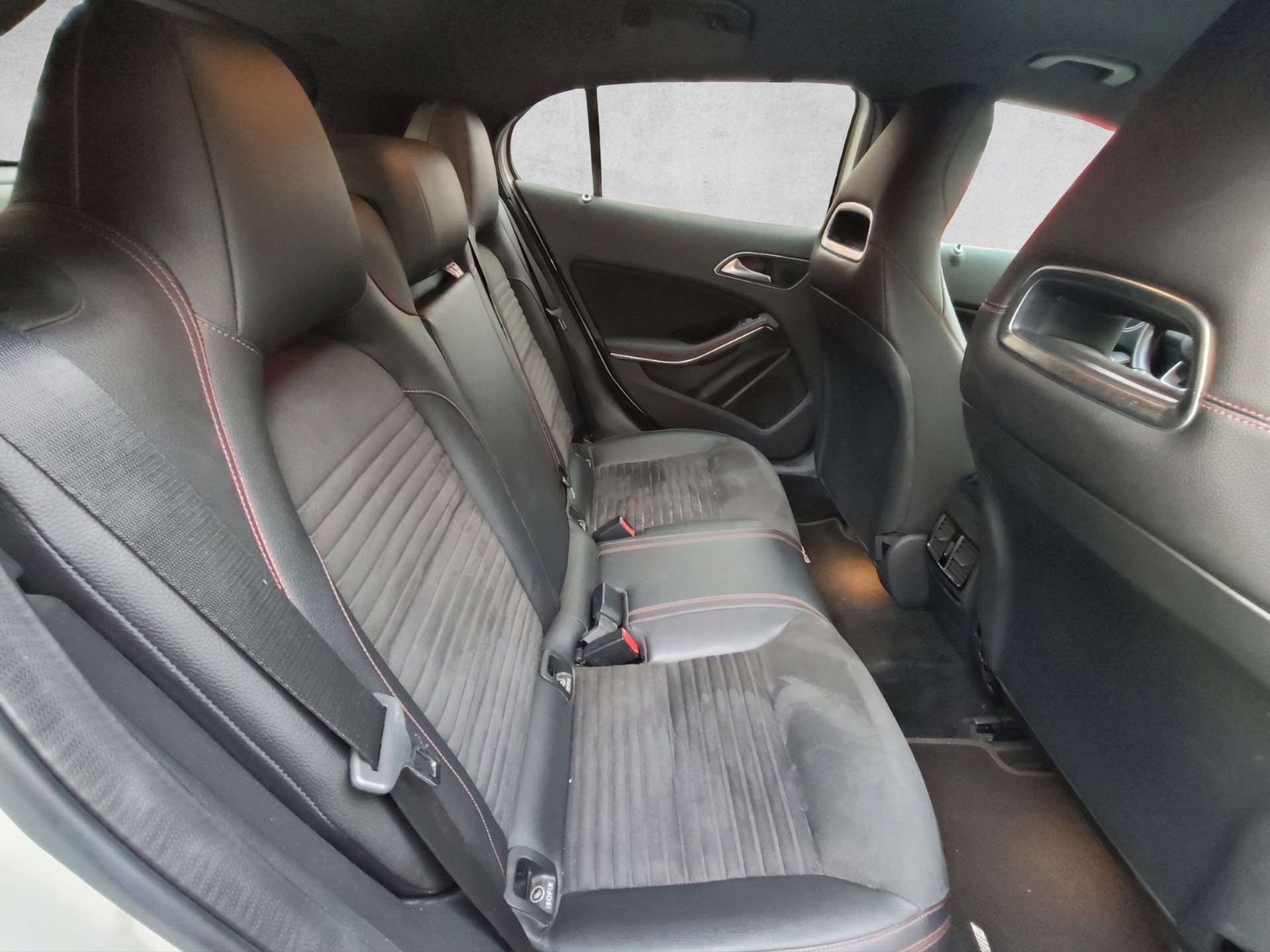 MERCEDES-BENZ GLA 250 AMG Line 4Matic 7G-DCT-image-12