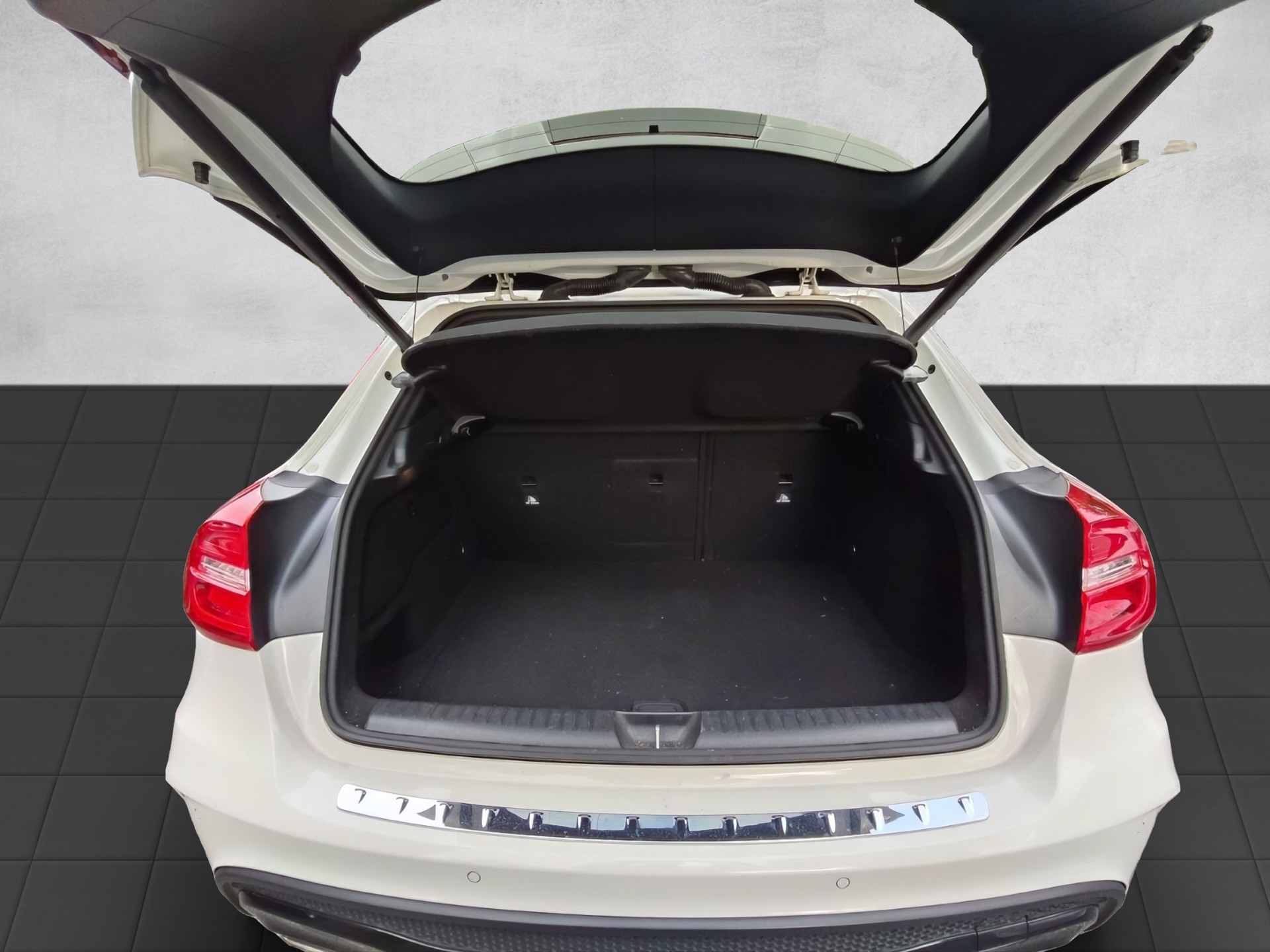 MERCEDES-BENZ GLA 250 AMG Line 4Matic 7G-DCT-image-13