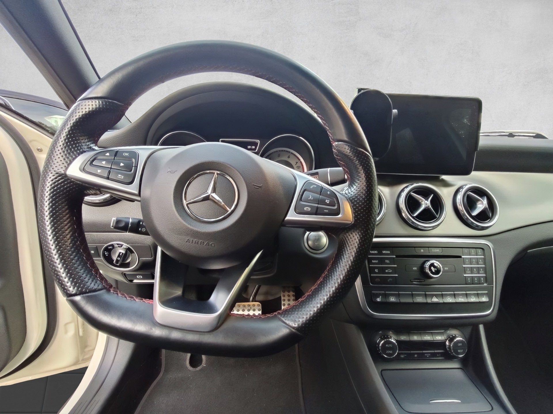 MERCEDES-BENZ GLA 250 AMG Line 4Matic 7G-DCT-image-7