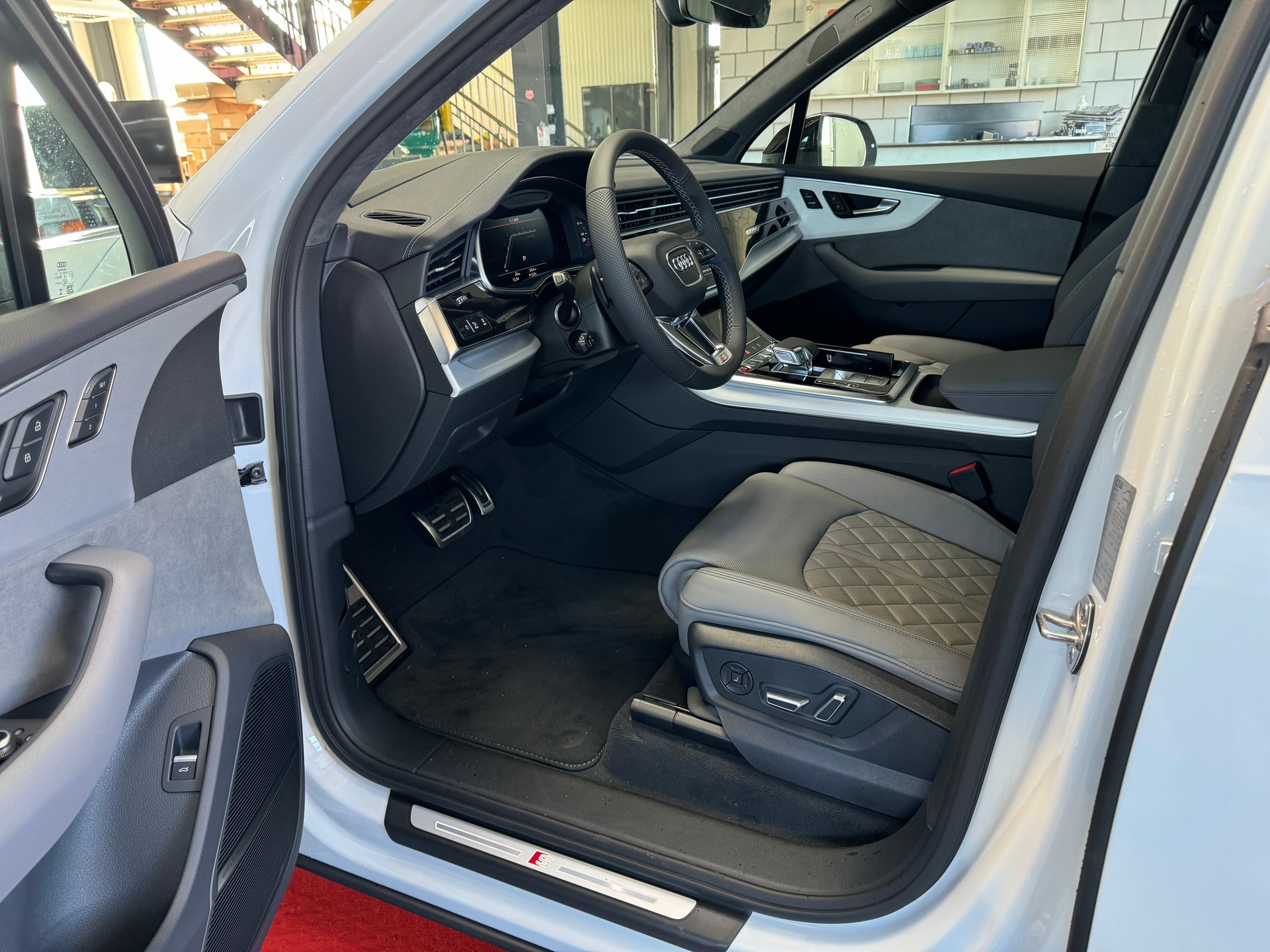 AUDI SQ7 TFSI quattro tiptronic-image-8