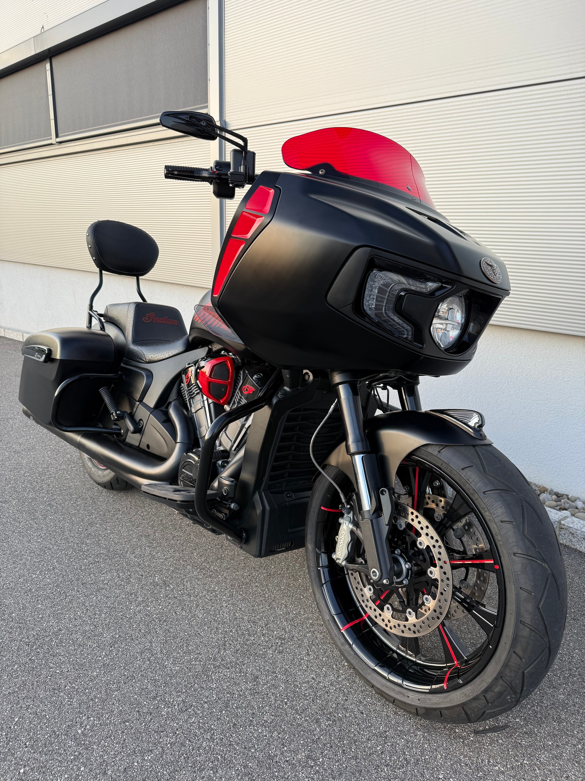 INDIAN Challenger Dark Horse Fat Tire-showroom-element-1
