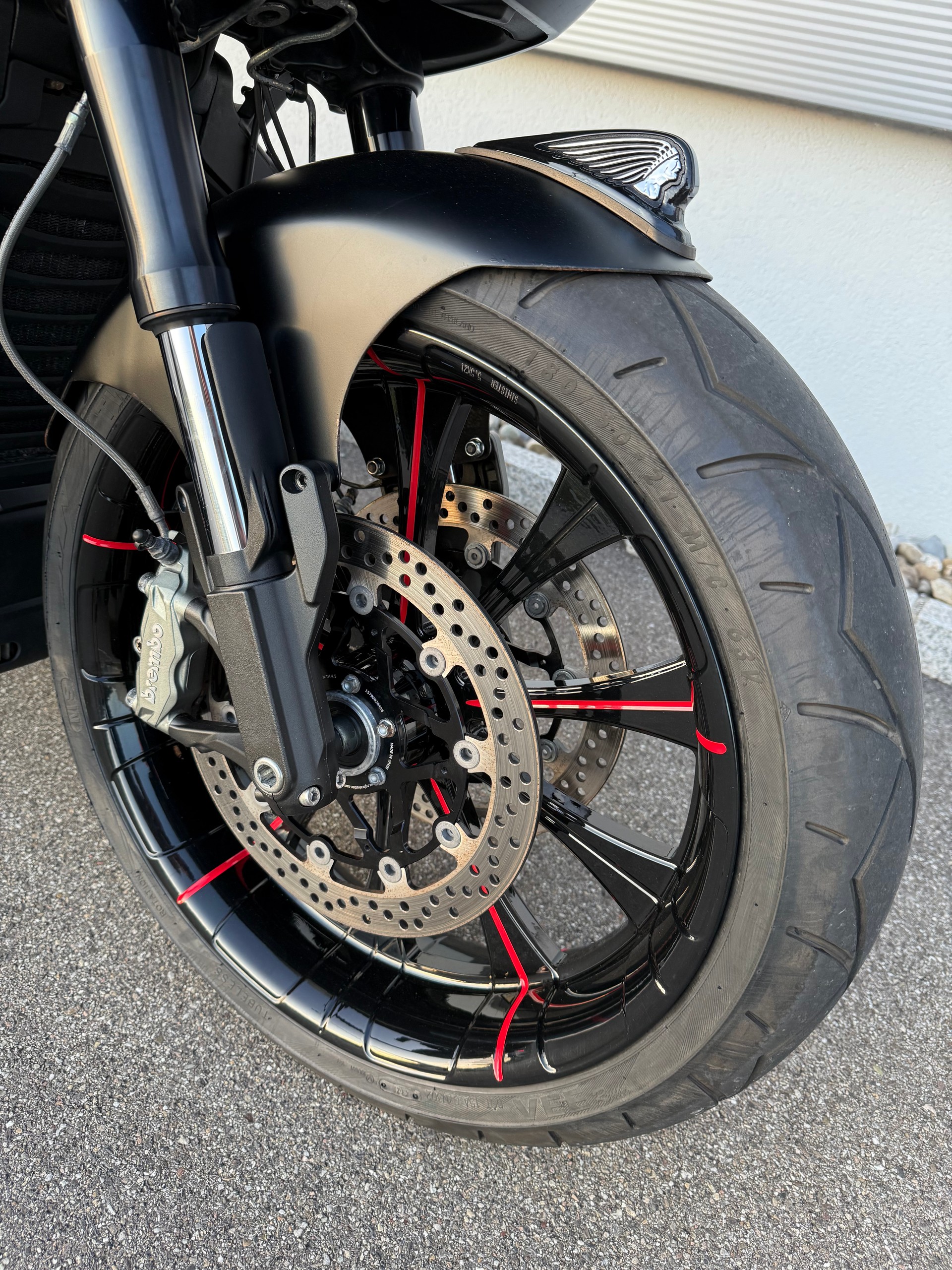 INDIAN Challenger Dark Horse Fat Tire-showroom-element-3