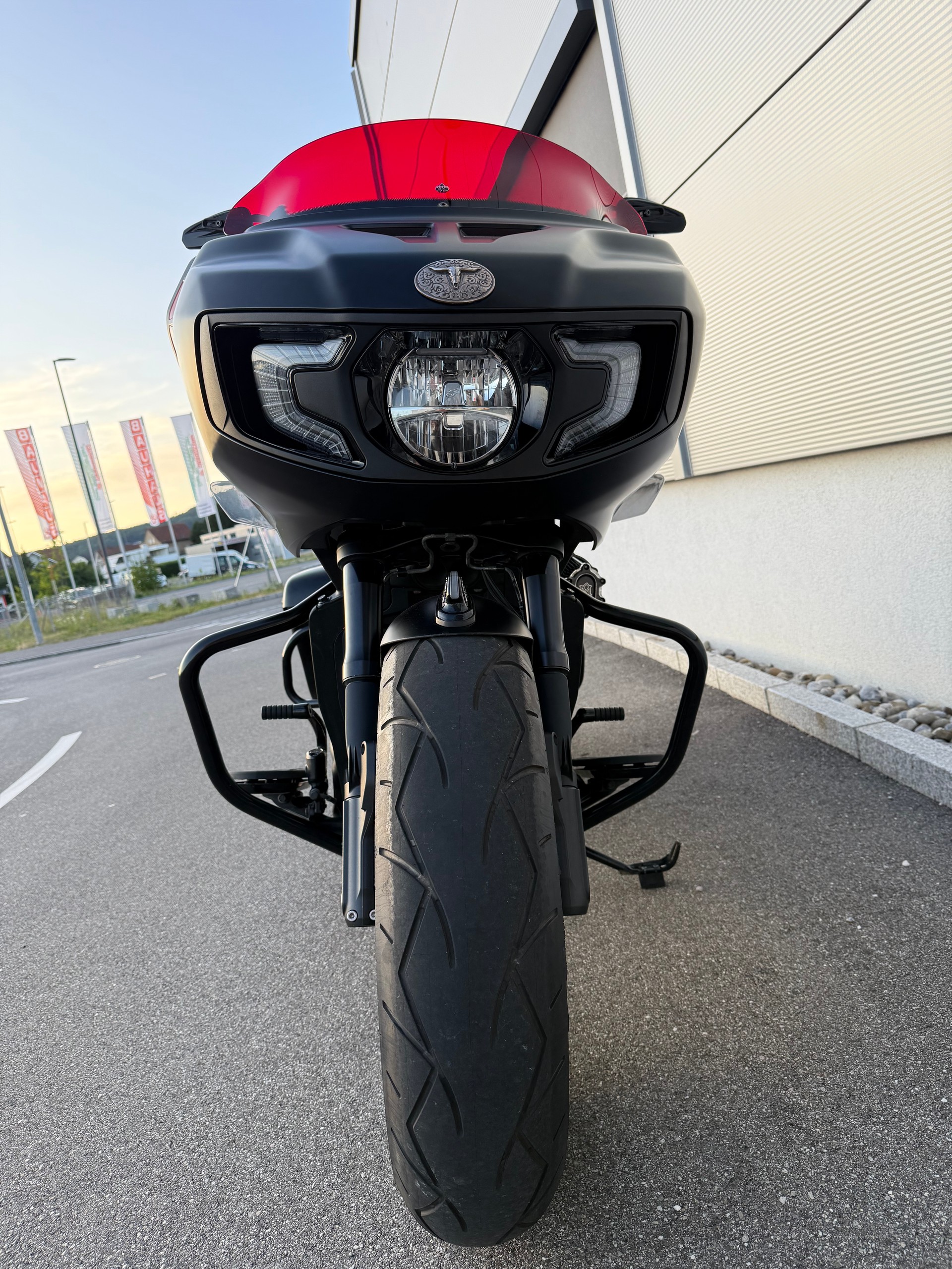 INDIAN Challenger Dark Horse Fat Tire-showroom-element-2