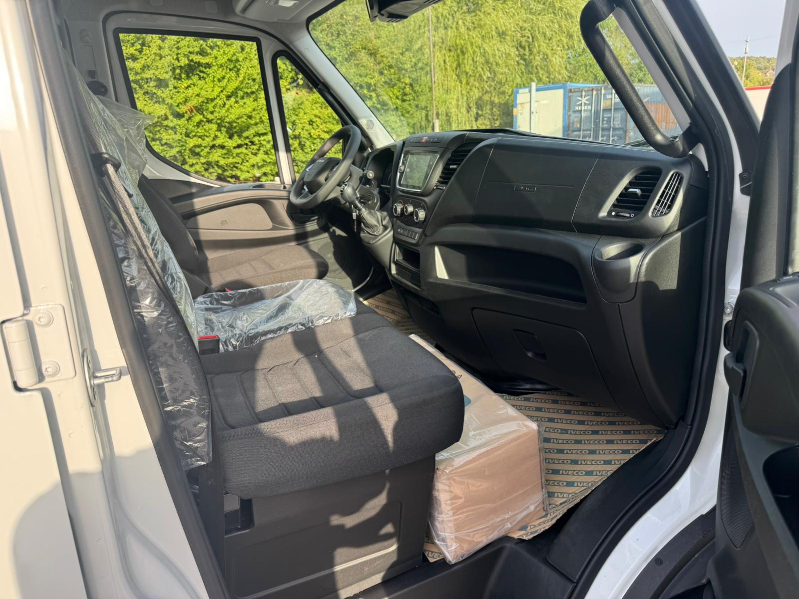 IVECO 35S16H Doppellabine 7-Plätzer mit 3460mm Werkspritsche + 3.5 To Ahk.-image-8