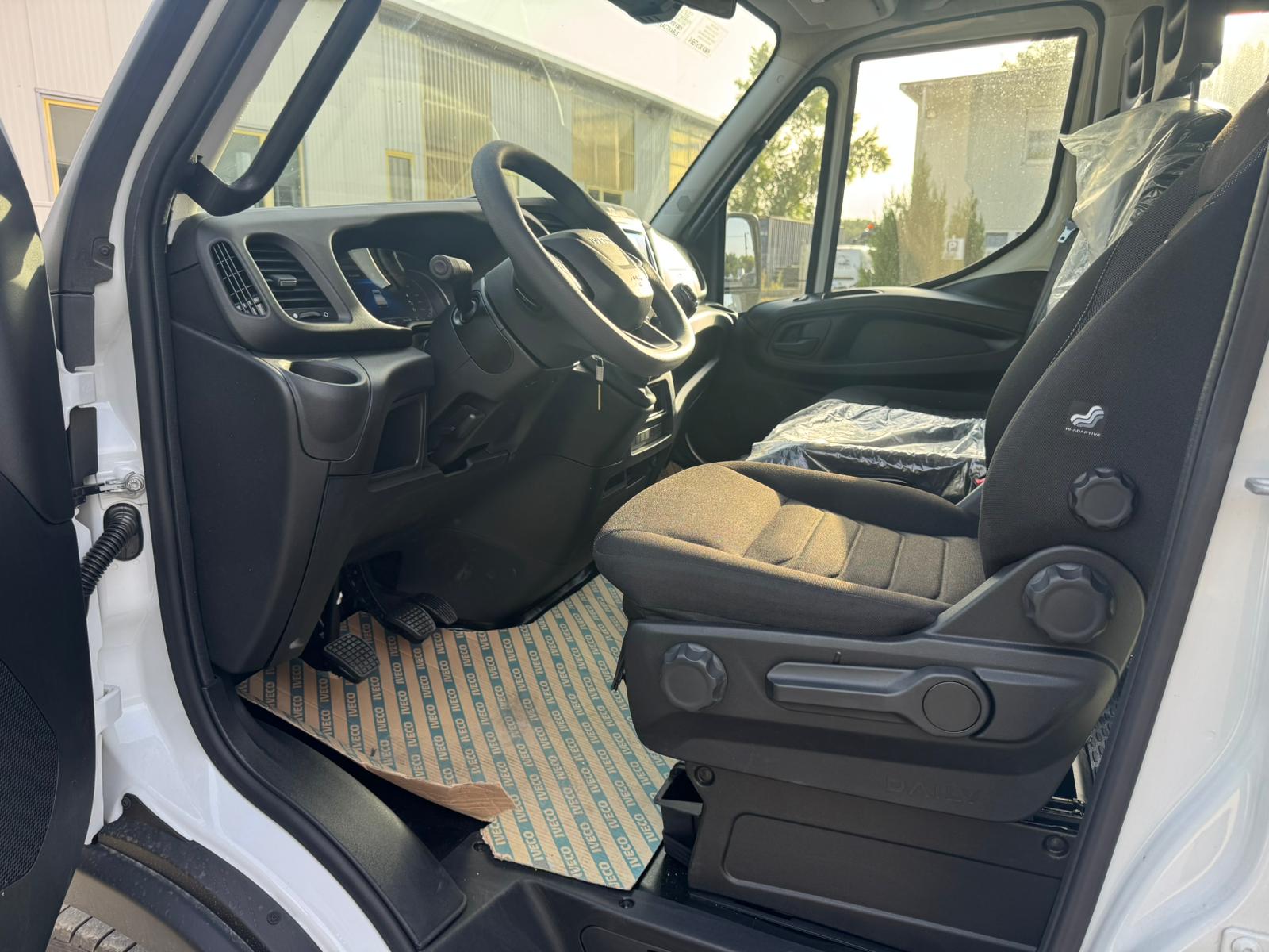 IVECO 35S16H Doppellabine 7-Plätzer mit 3460mm Werkspritsche + 3.5 To Ahk.-image-12