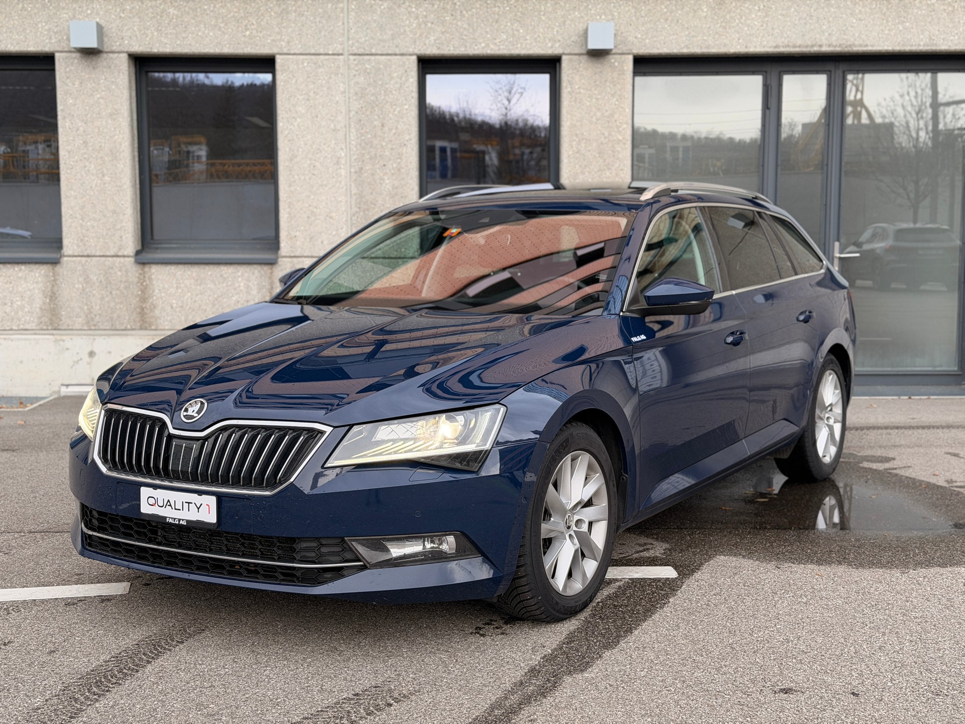SKODA Superb Combi 2.0 TDi Ambition 4x4 DSG-image-0