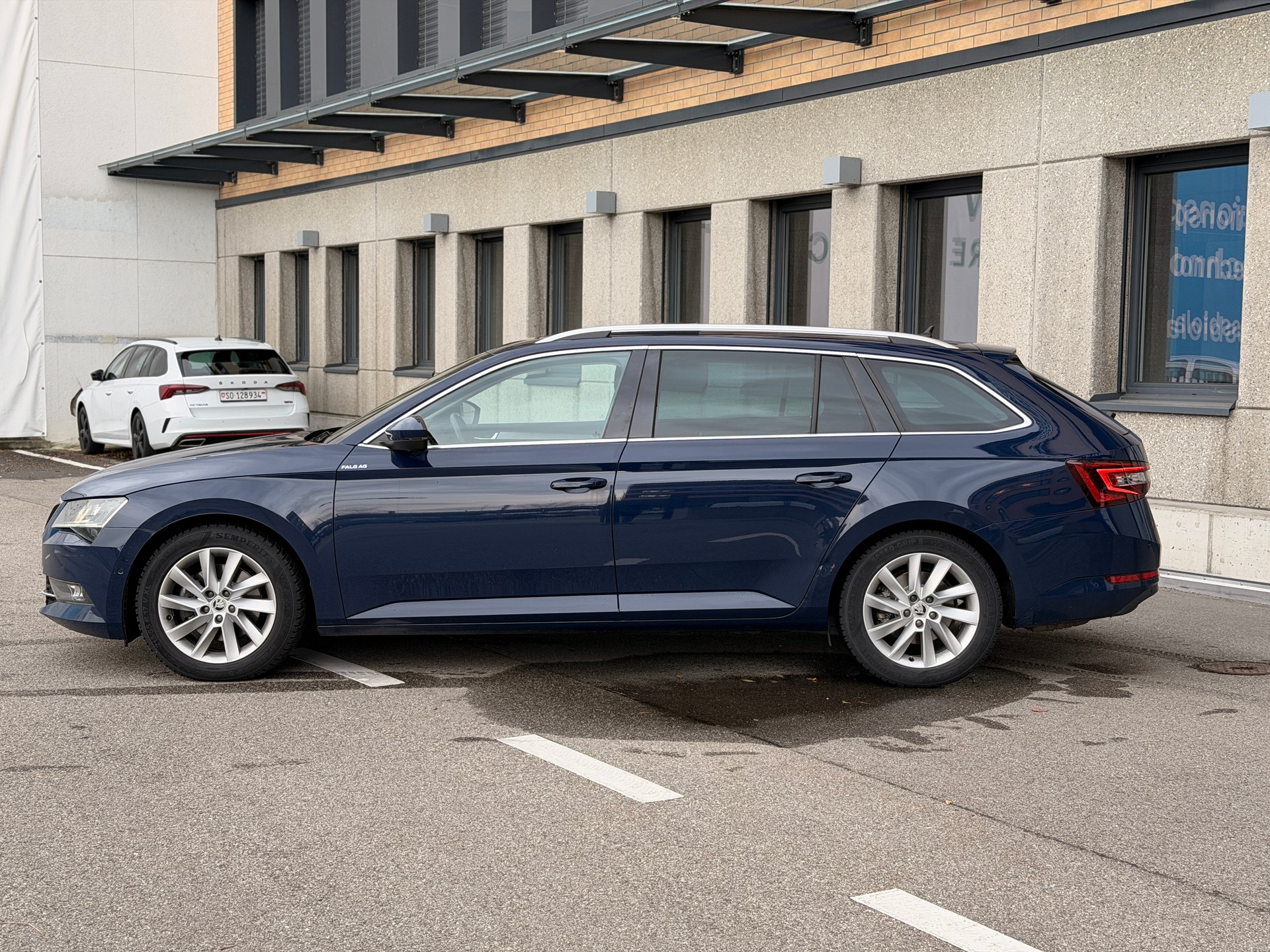 SKODA Superb Combi 2.0 TDi Ambition 4x4 DSG-image-1