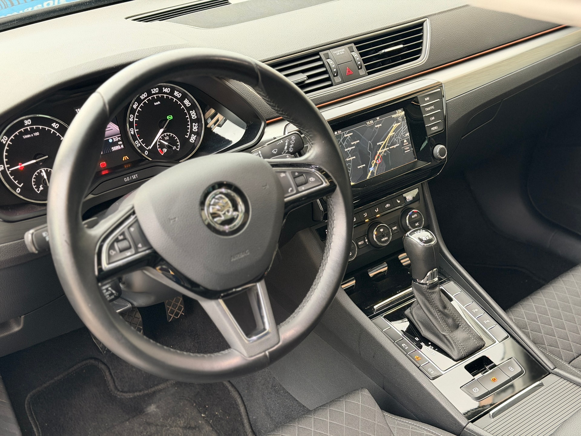 SKODA Superb Combi 2.0 TDi Ambition 4x4 DSG-image-16