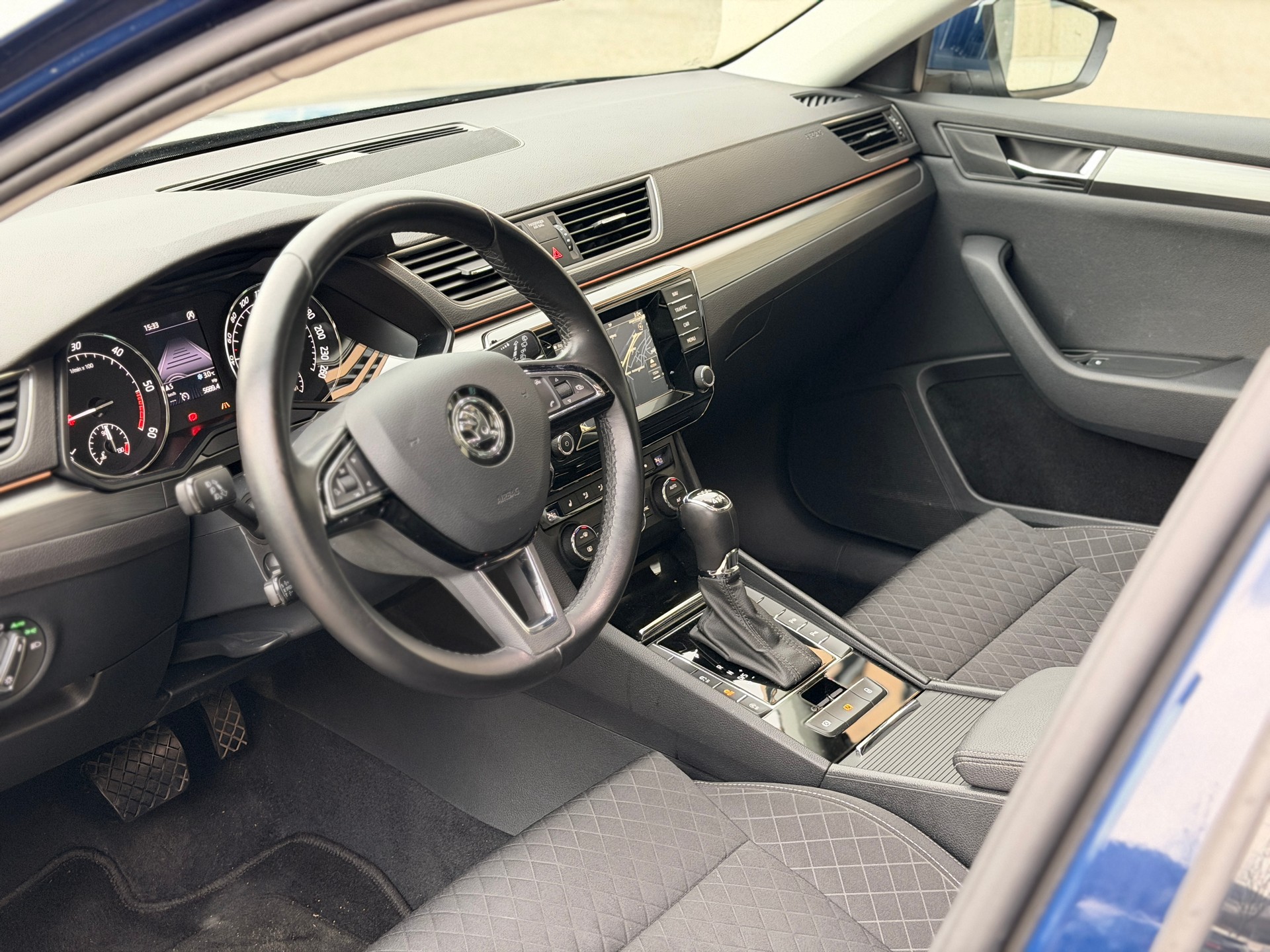 SKODA Superb Combi 2.0 TDi Ambition 4x4 DSG-image-12