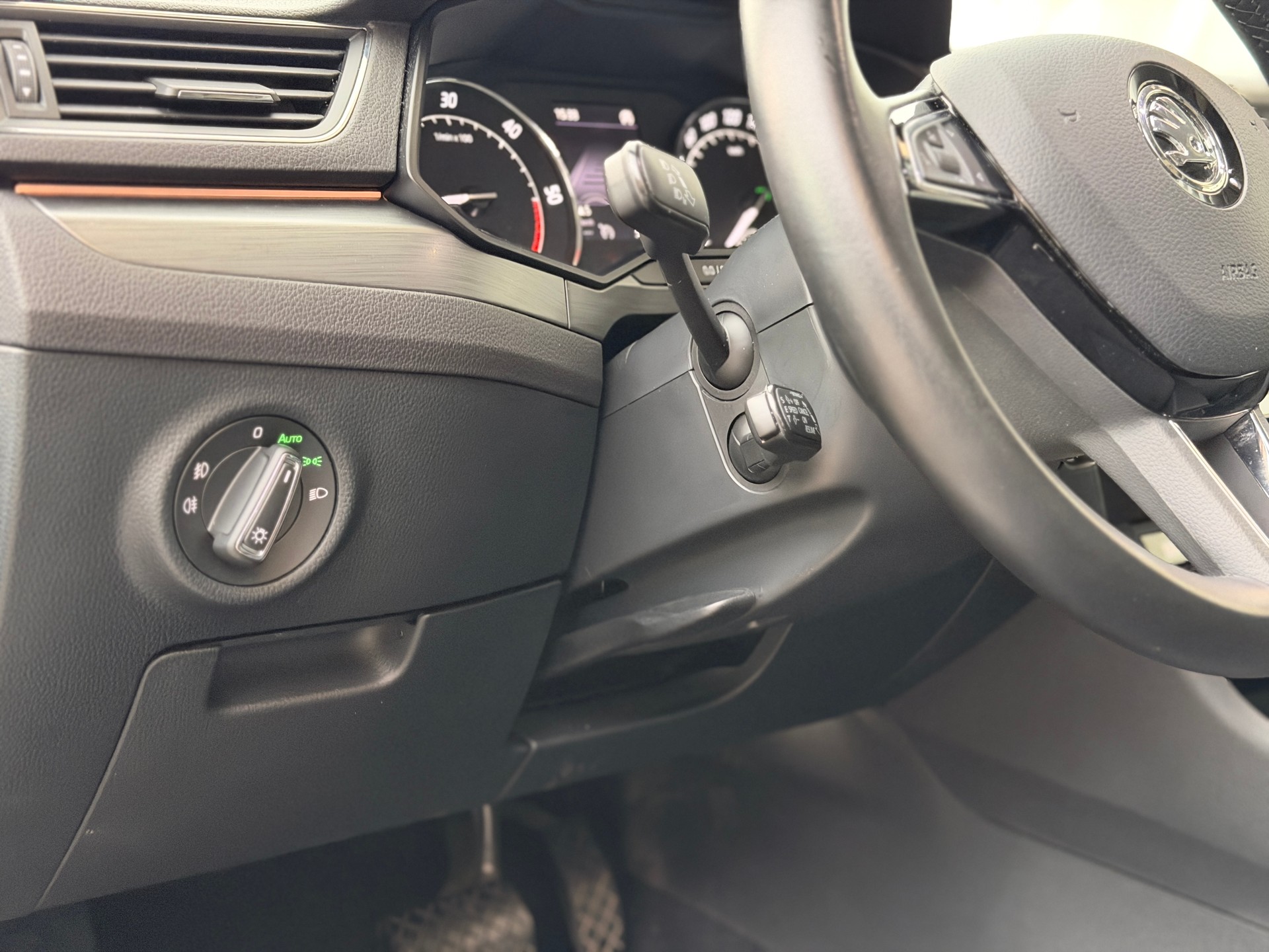 SKODA Superb Combi 2.0 TDi Ambition 4x4 DSG-image-11