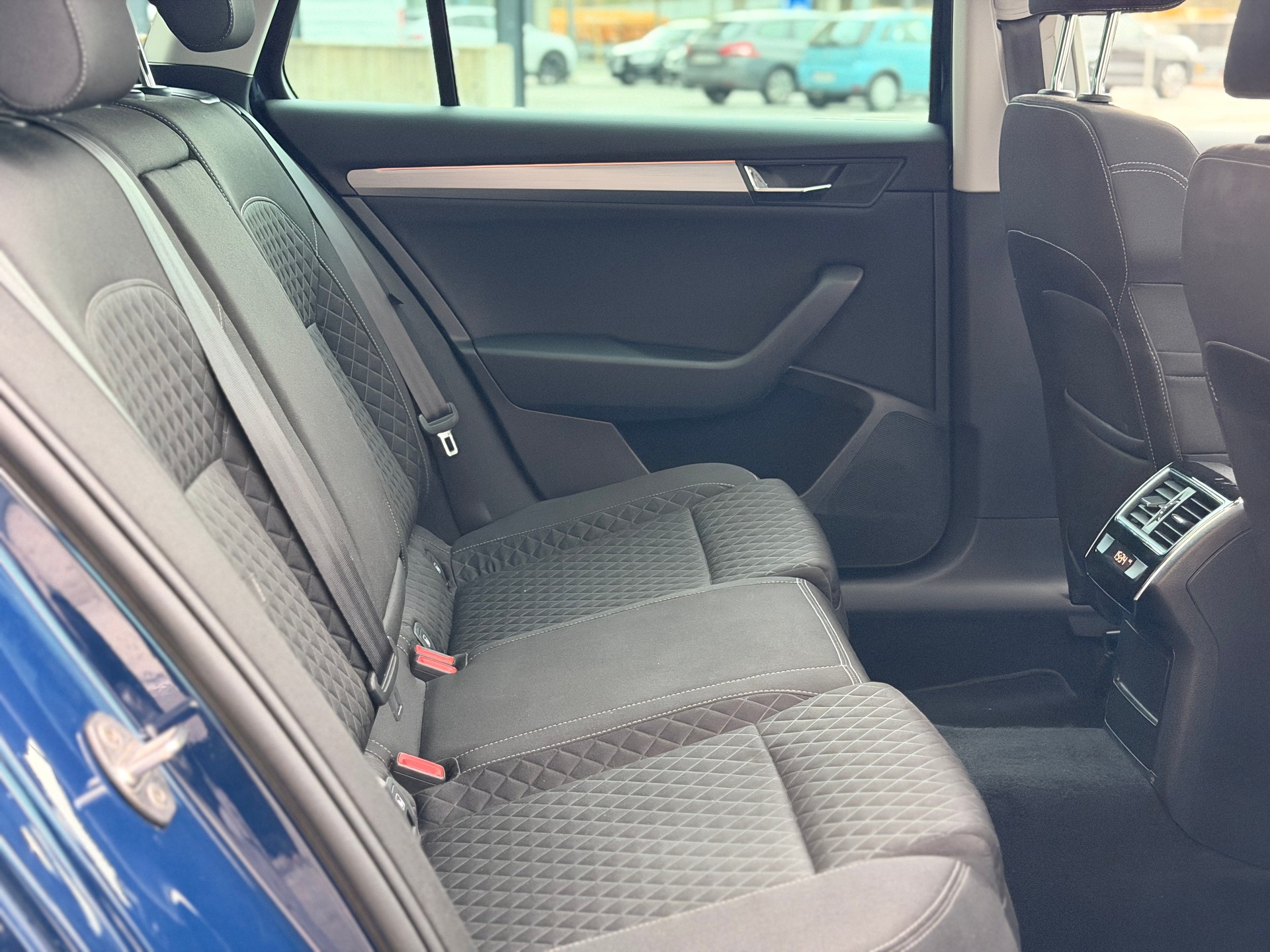 SKODA Superb Combi 2.0 TDi Ambition 4x4 DSG-image-25