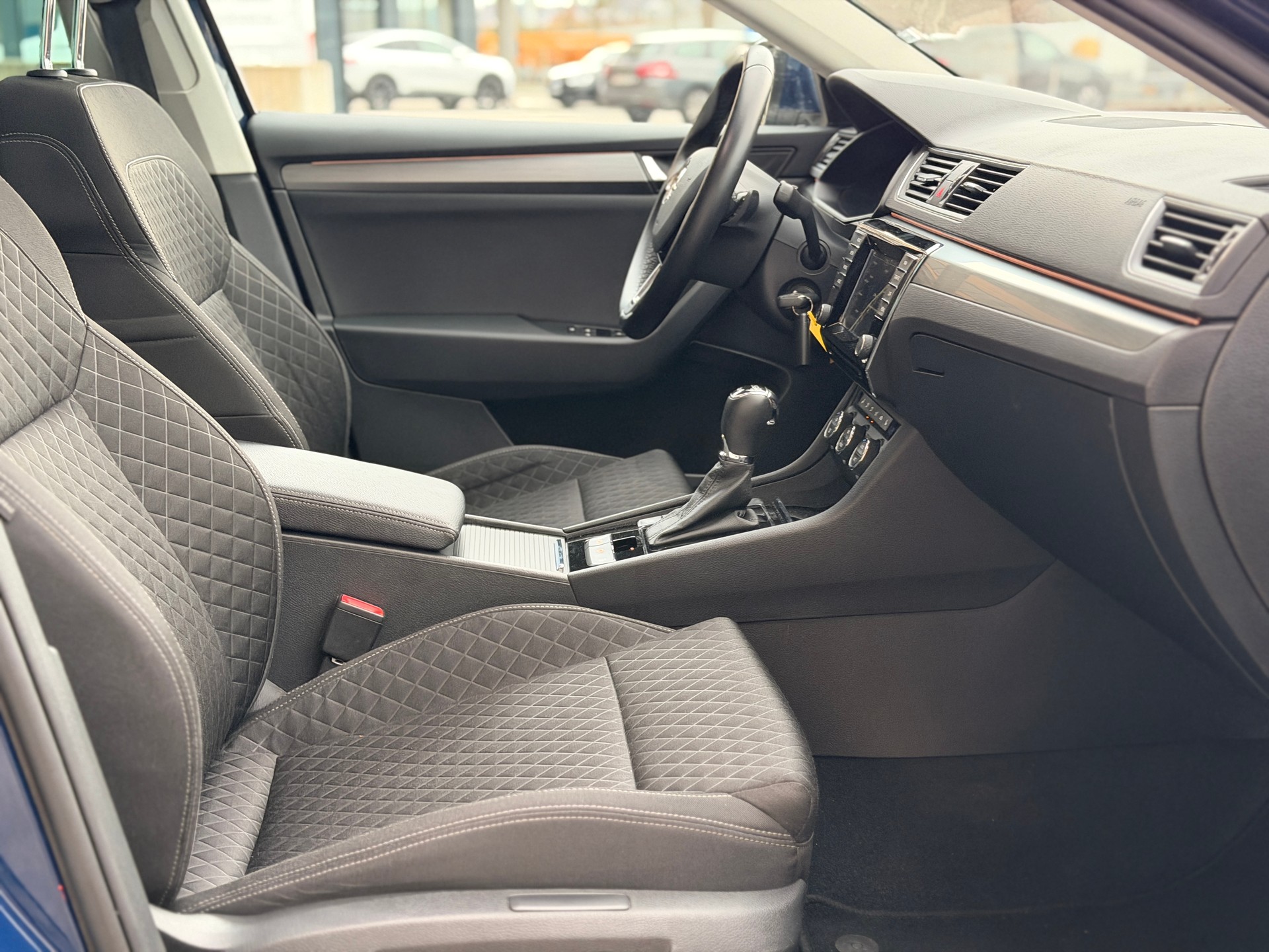 SKODA Superb Combi 2.0 TDi Ambition 4x4 DSG-image-28