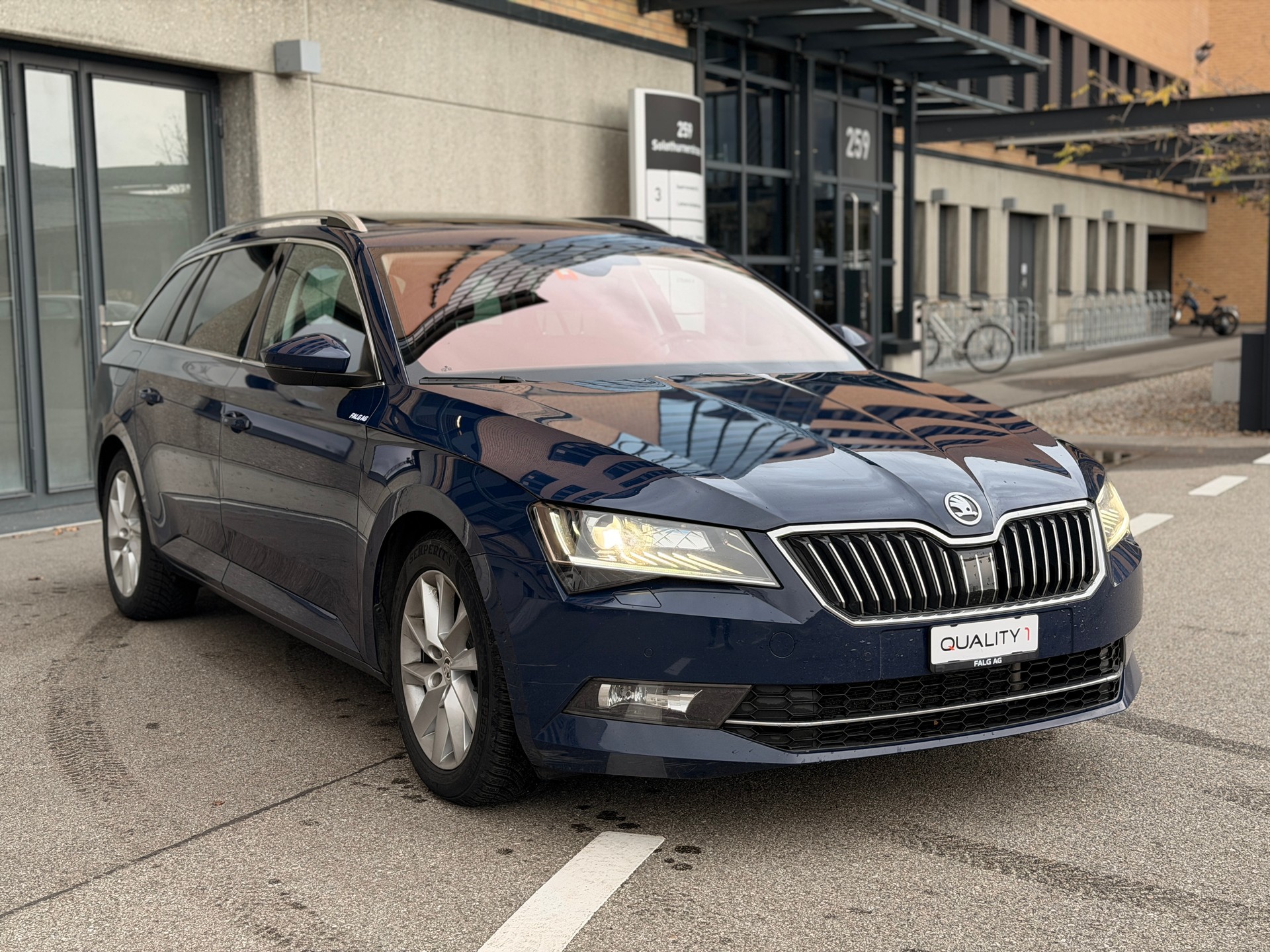 SKODA Superb Combi 2.0 TDi Ambition 4x4 DSG-image-7