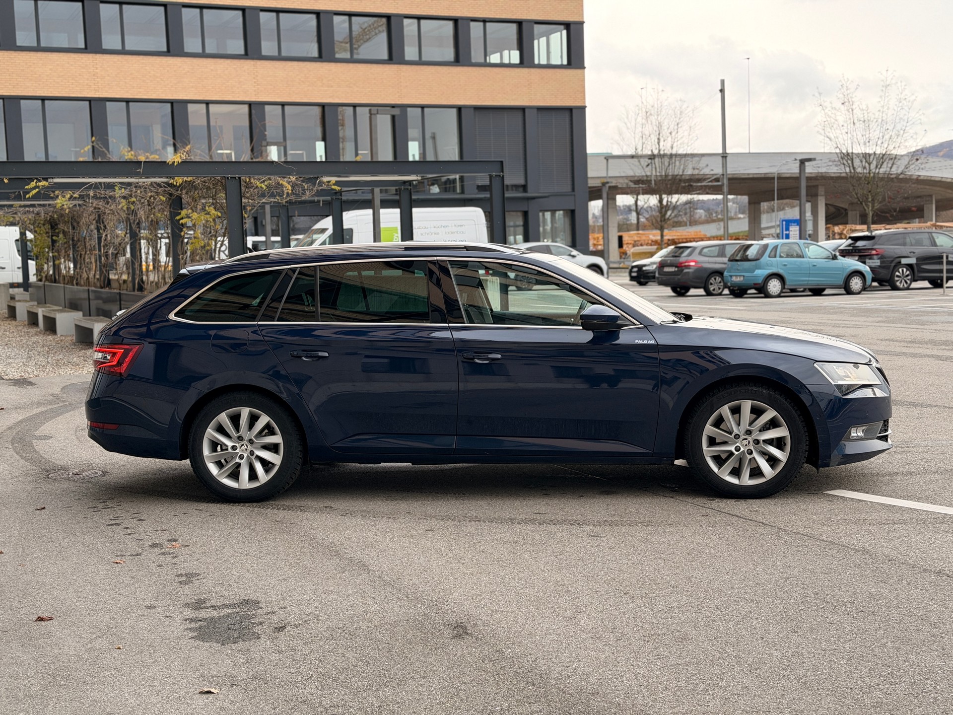 SKODA Superb Combi 2.0 TDi Ambition 4x4 DSG-image-2