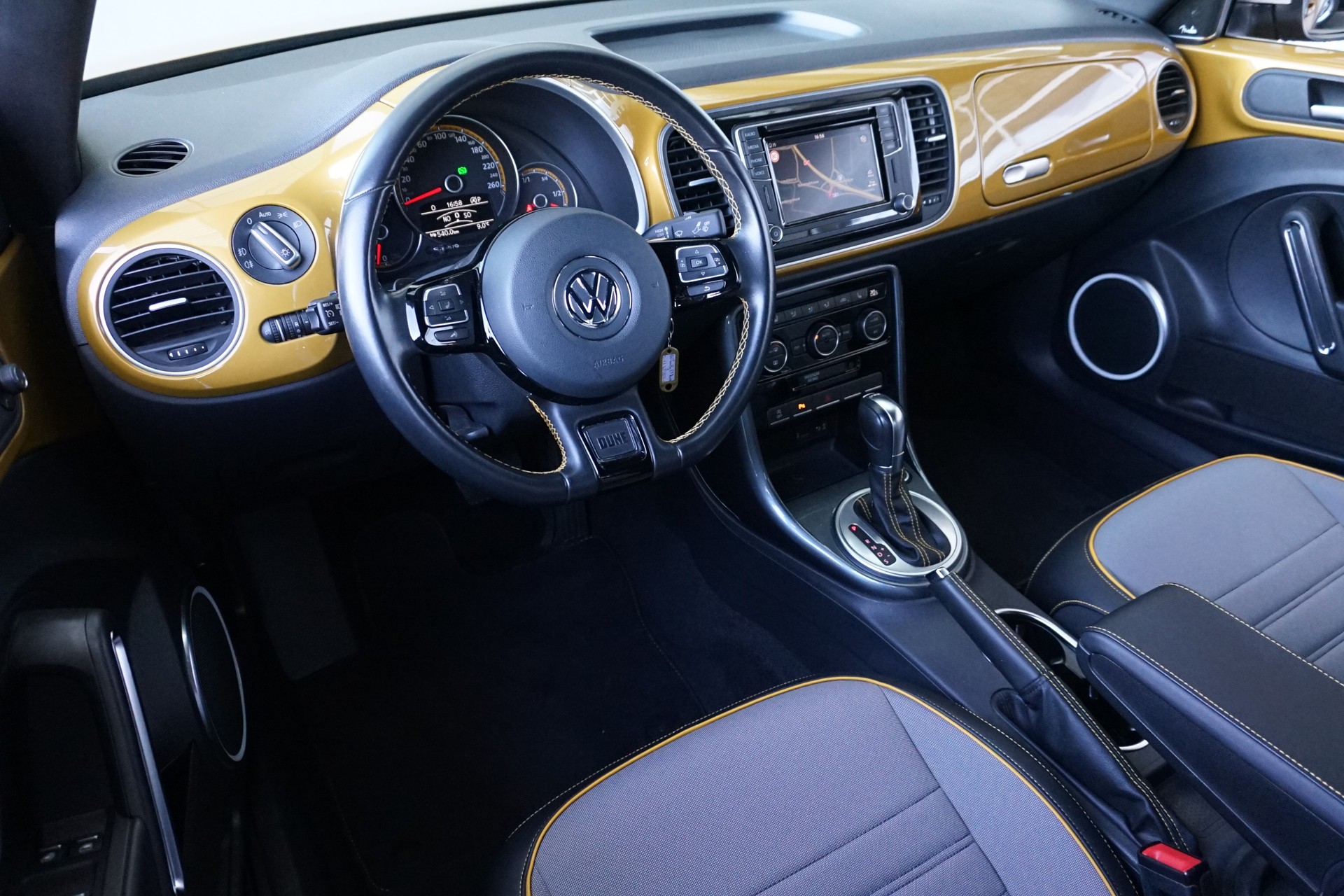 VW Beetle 1.4 TSI BMT Dune Cabriolet 150PS Automat-image-24