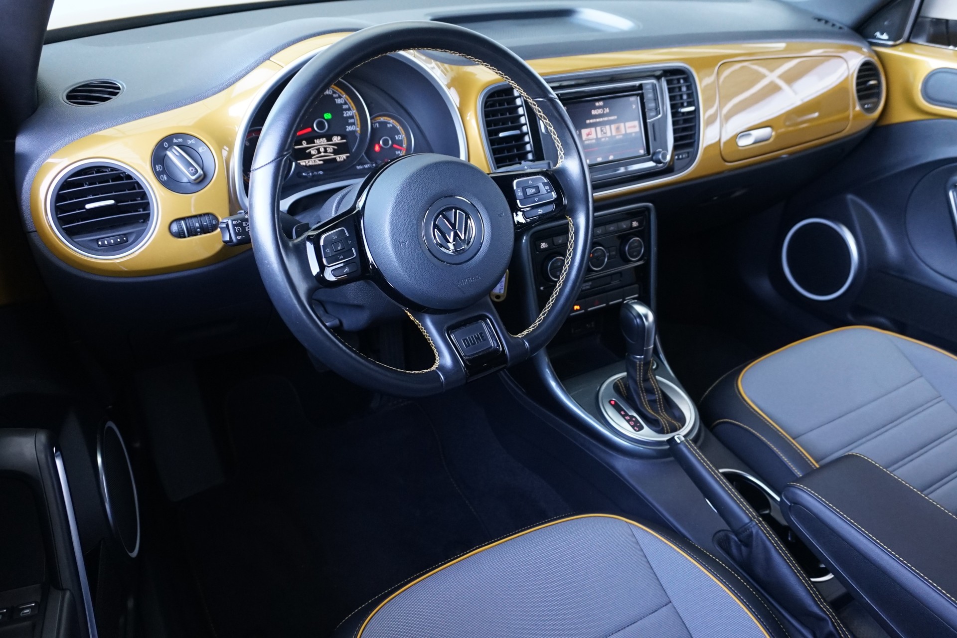 VW Beetle 1.4 TSI BMT Dune Cabriolet 150PS Automat-image-22