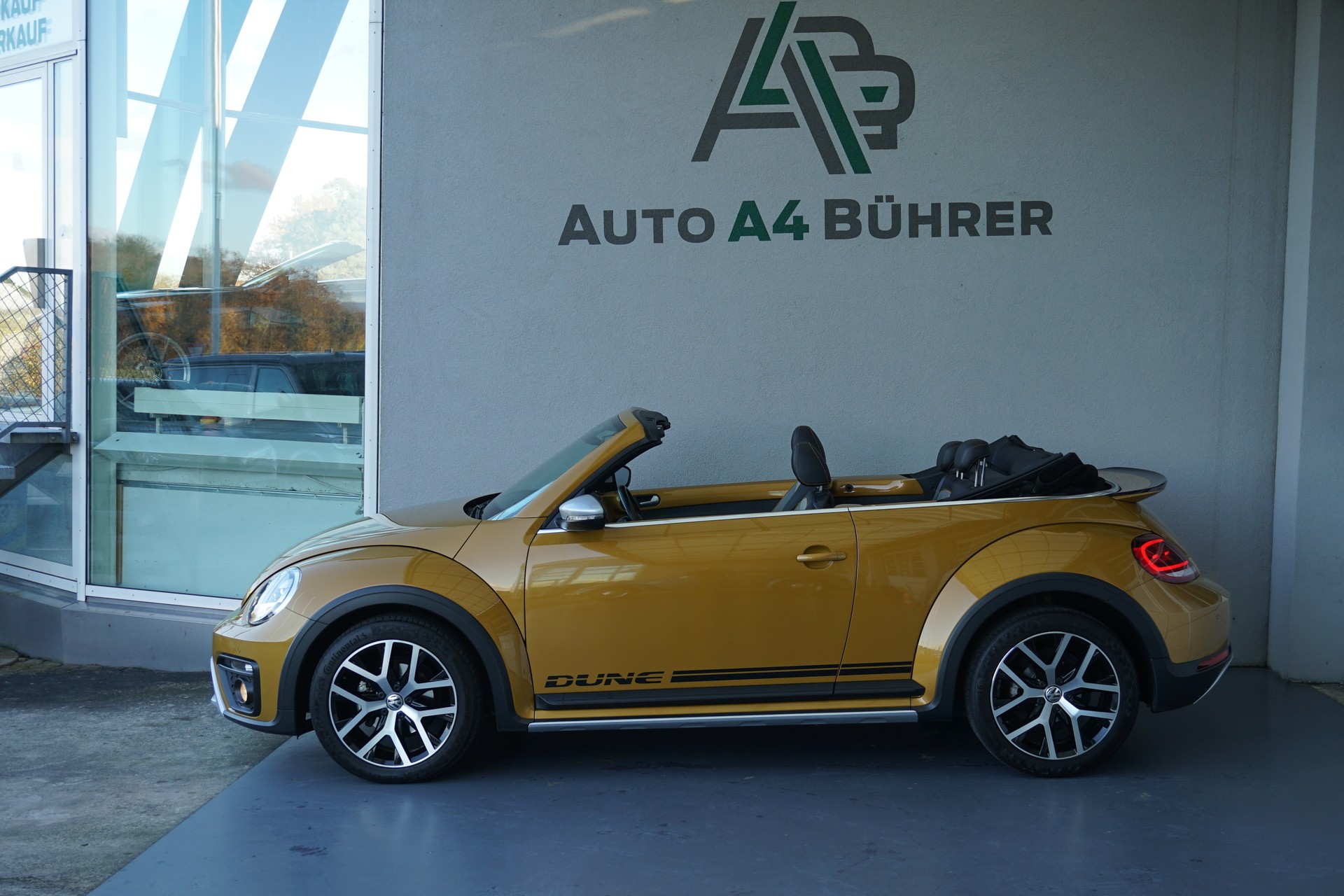 VW Beetle 1.4 TSI BMT Dune Cabriolet 150PS Automat-image-1