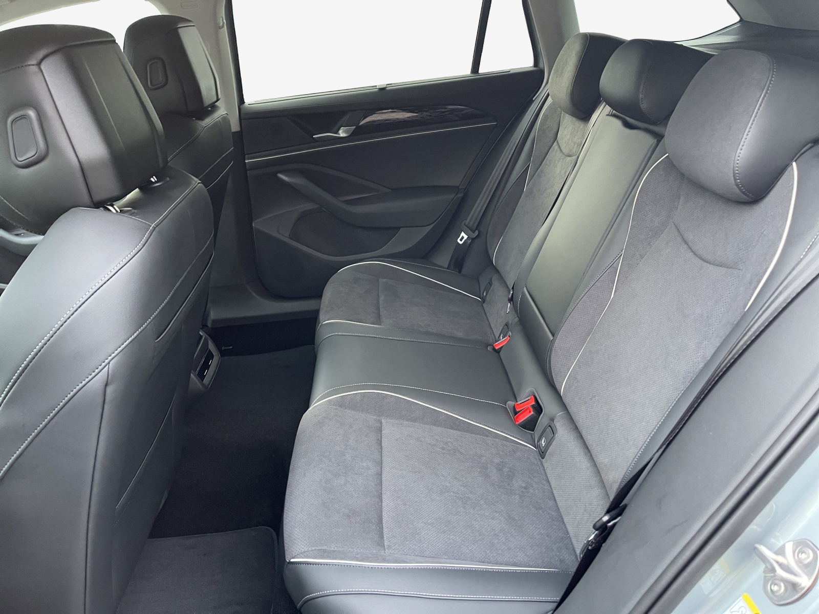 VW Passat Variant 2.0 TDI evo Elegance 4 Motion DSG-image-11