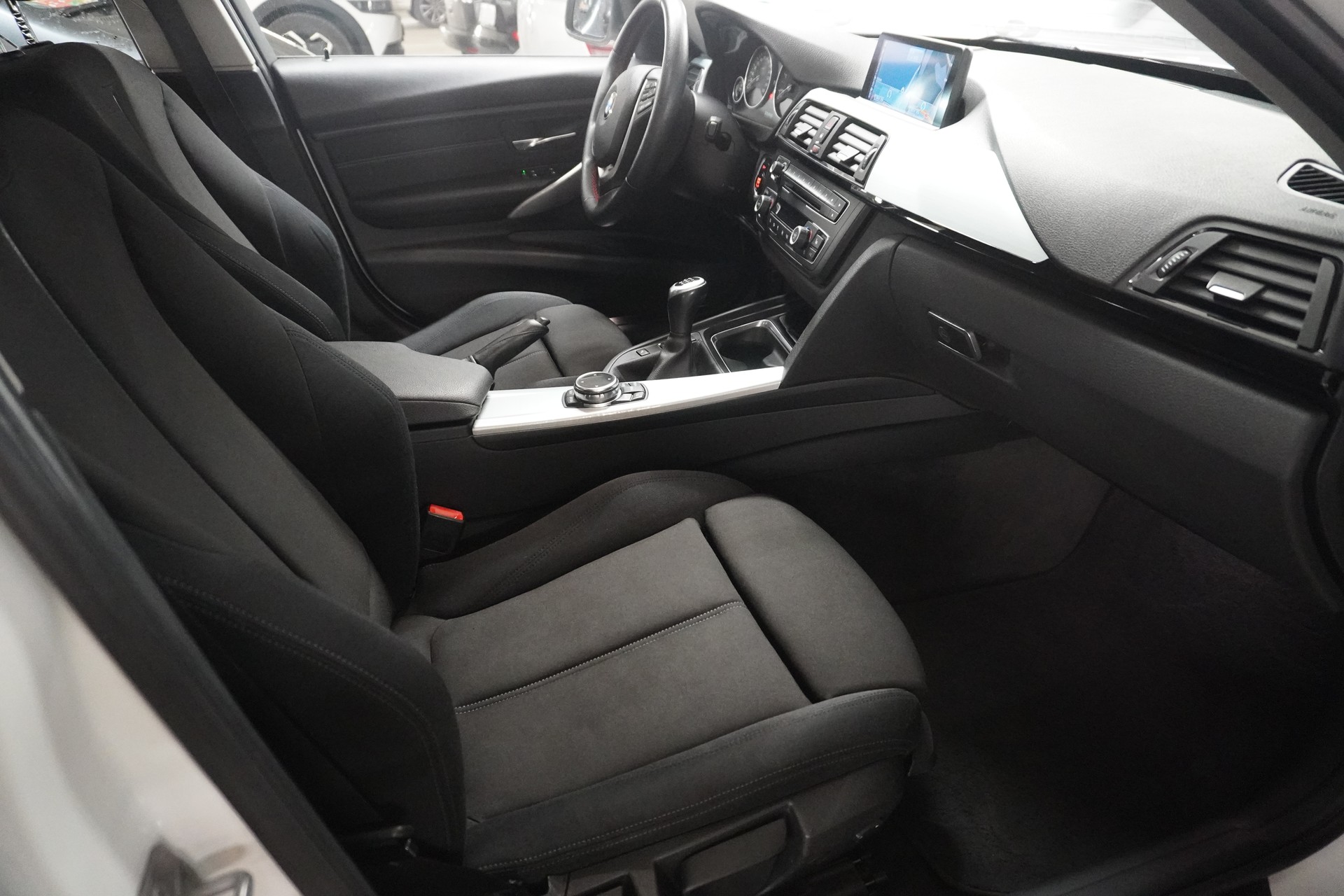 BMW 320d Sport Line-image-14