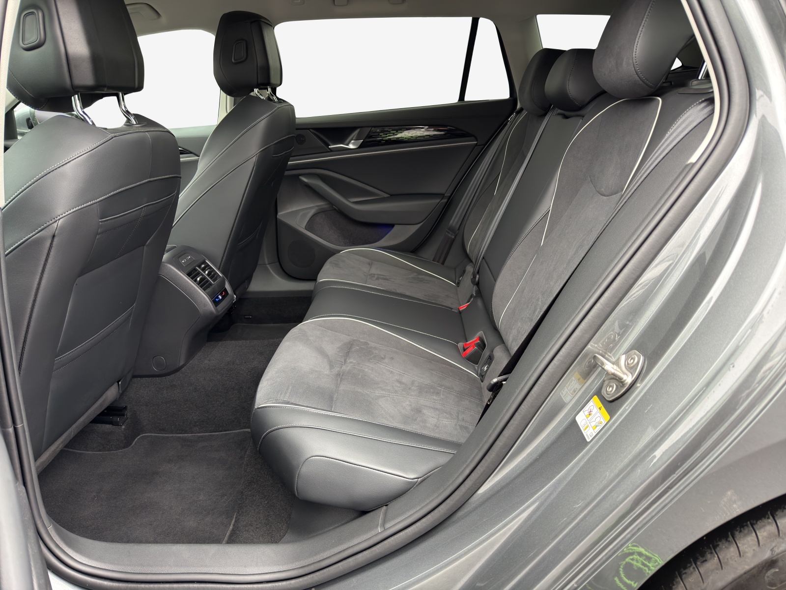VW Passat Variant 2.0 TDI evo Elegance 4 Motion DSG-image-11
