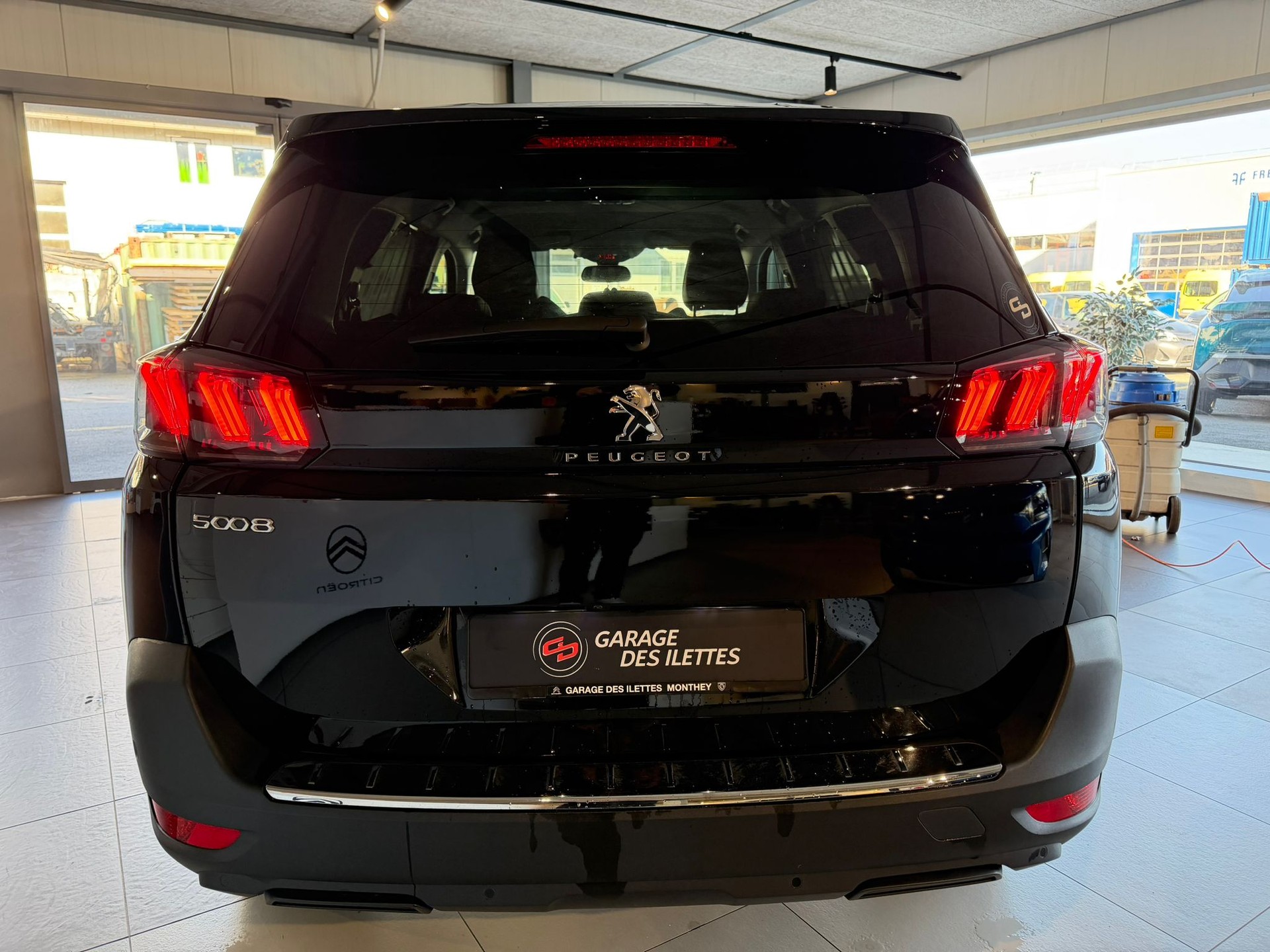 PEUGEOT 5008 1.2 Pure Tech Allure Pack EAT8 7 places ** Visite sur RDV **-showroom-element-2
