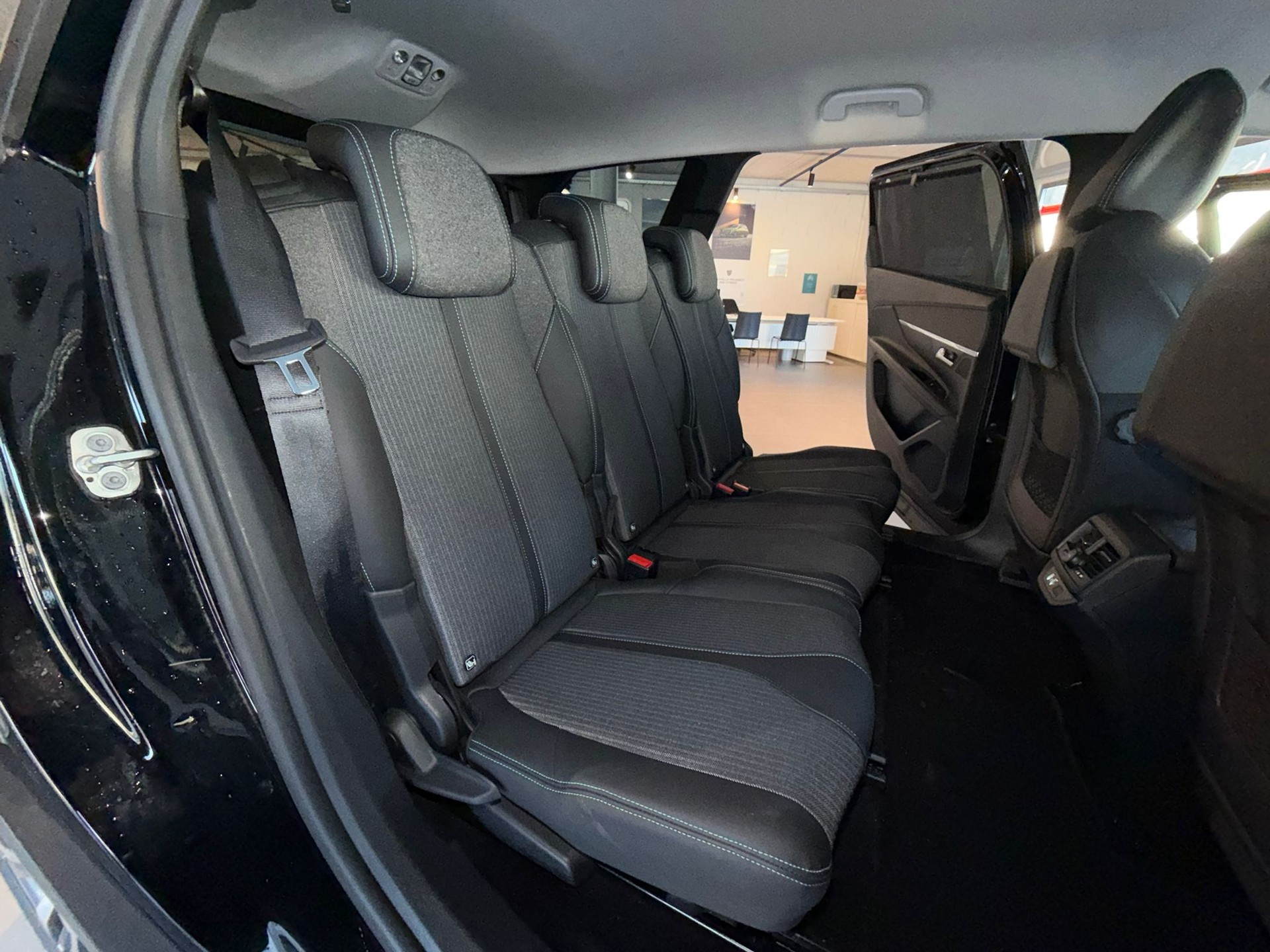 PEUGEOT 5008 1.2 Pure Tech Allure Pack EAT8 7 places ** Visite sur RDV **-image-11