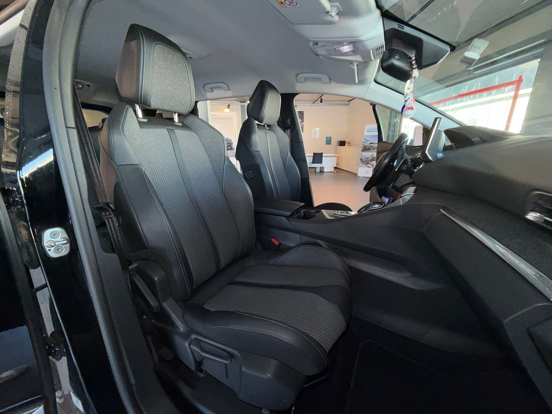 PEUGEOT 5008 1.2 Pure Tech Allure Pack EAT8 7 places ** Visite sur RDV **-image-12