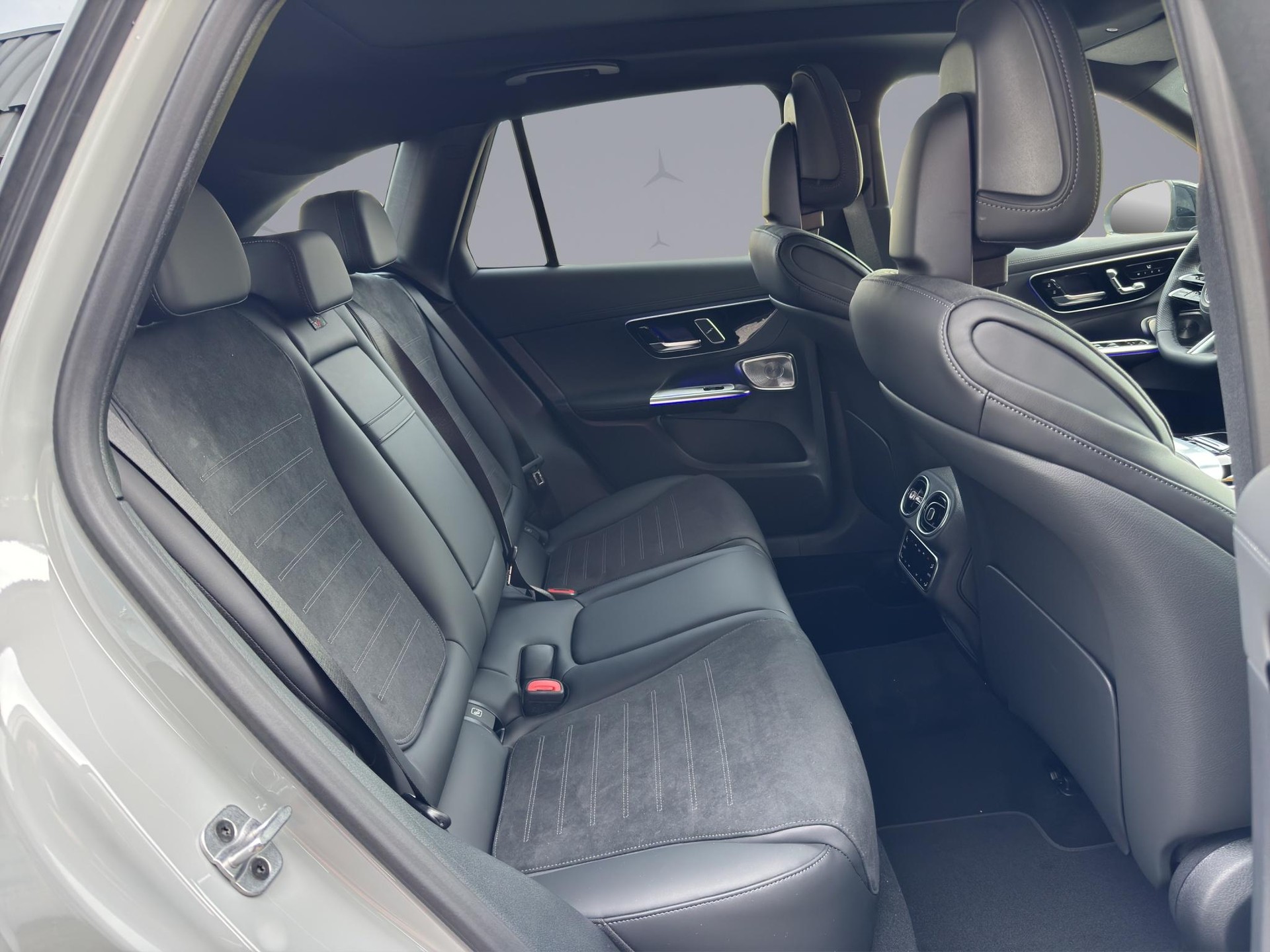 MERCEDES-BENZ GLC 220 d AMG Line 4matic-image-17