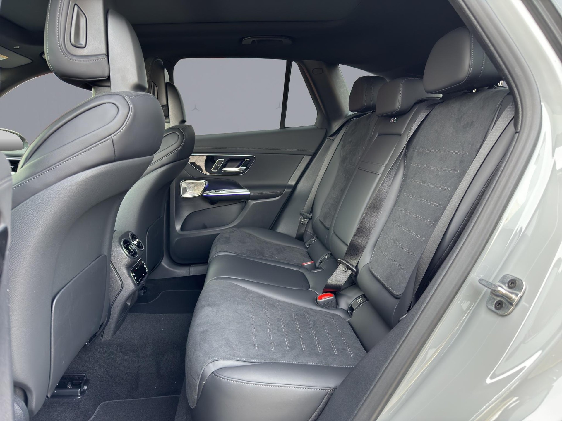 MERCEDES-BENZ GLC 220 d AMG Line 4matic-image-12