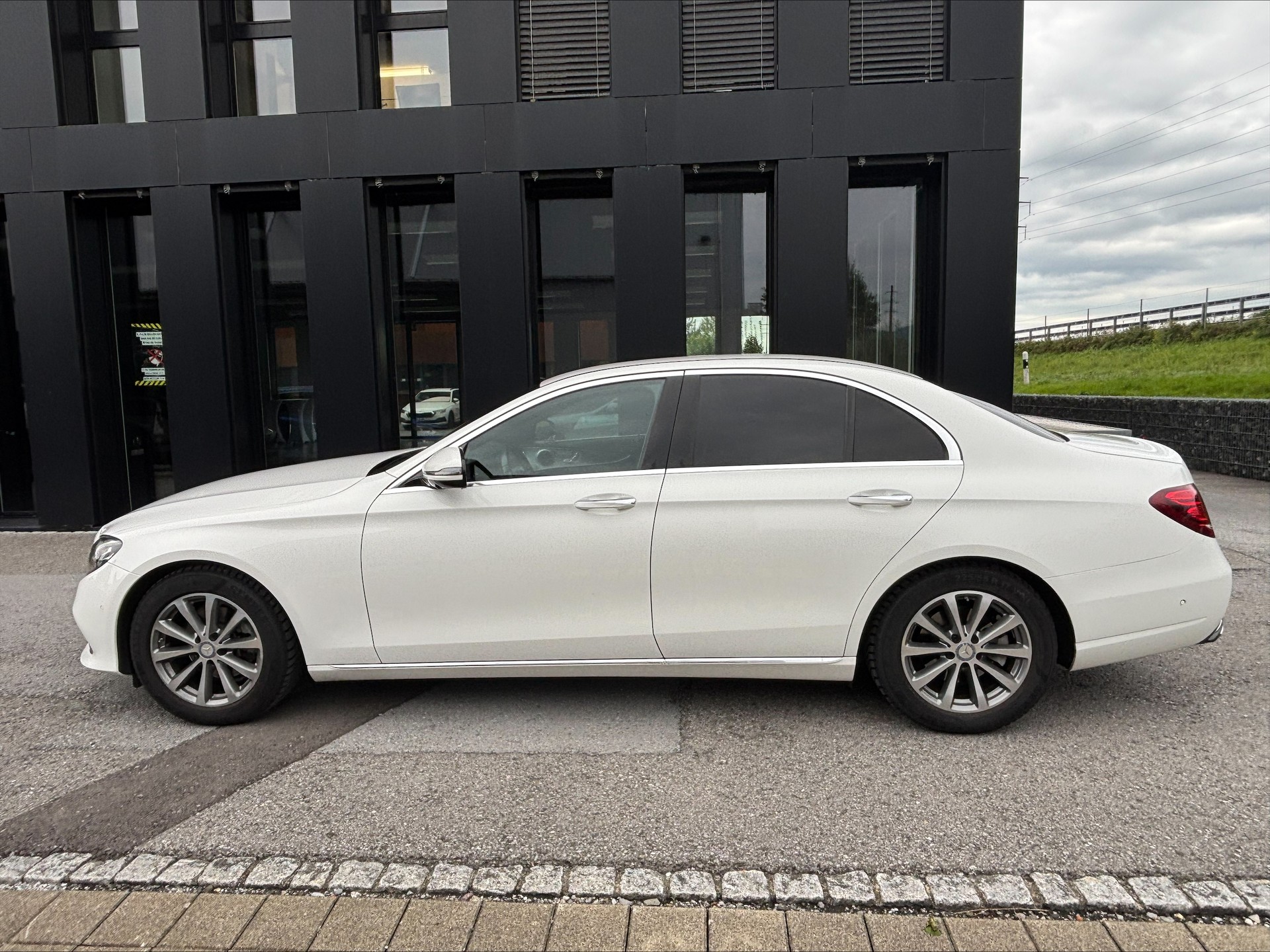 MERCEDES-BENZ E 200 Avantgarde 9G-Tronic, CH Fahrzeug, alle Services bei Mercedes gepflegt-image-3