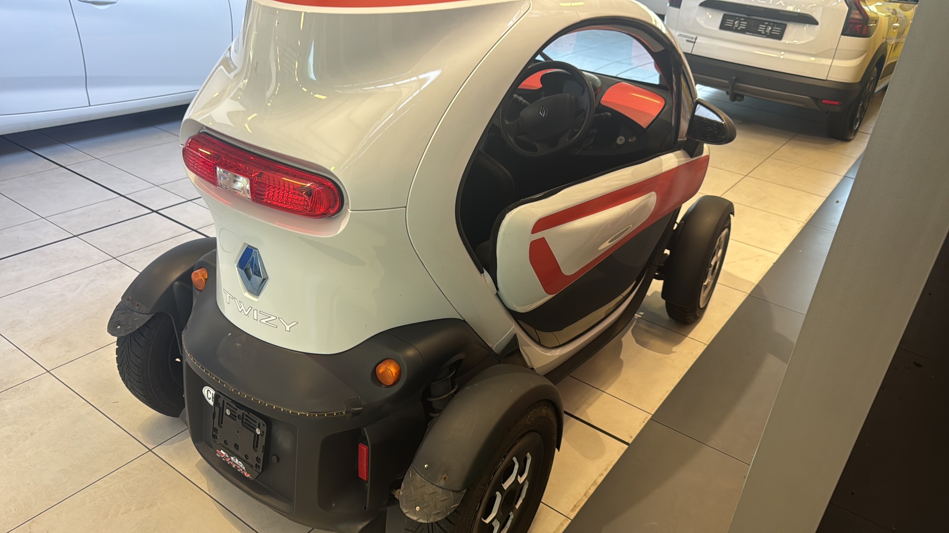 RENAULT Twizy Z.E. Urban (Batterie Miete)-image-2