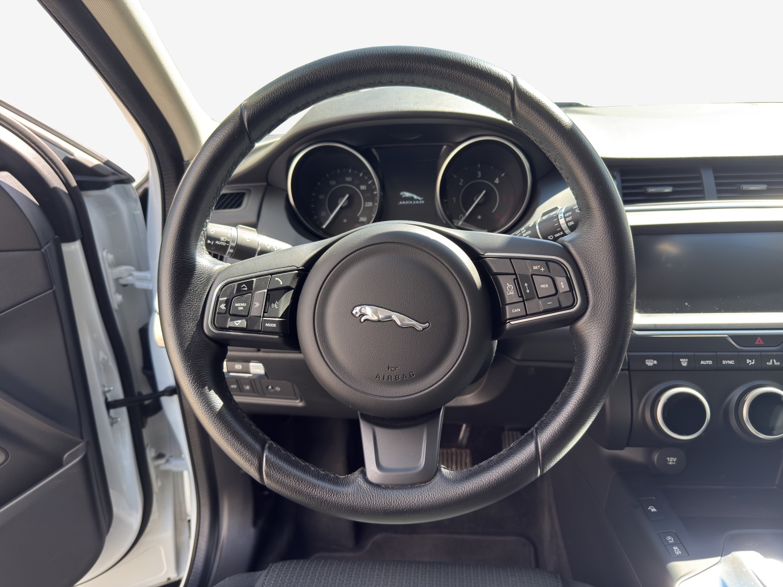 JAGUAR E-Pace 2.0d D150 HSE AWD Automatik-image-9