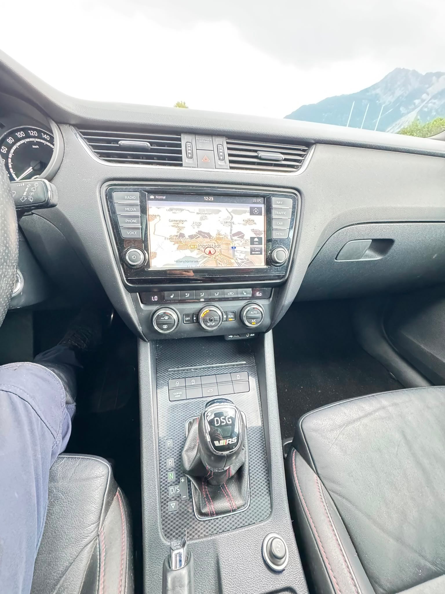 SKODA Octavia Combi 2.0 TSI RS DSG-image-8