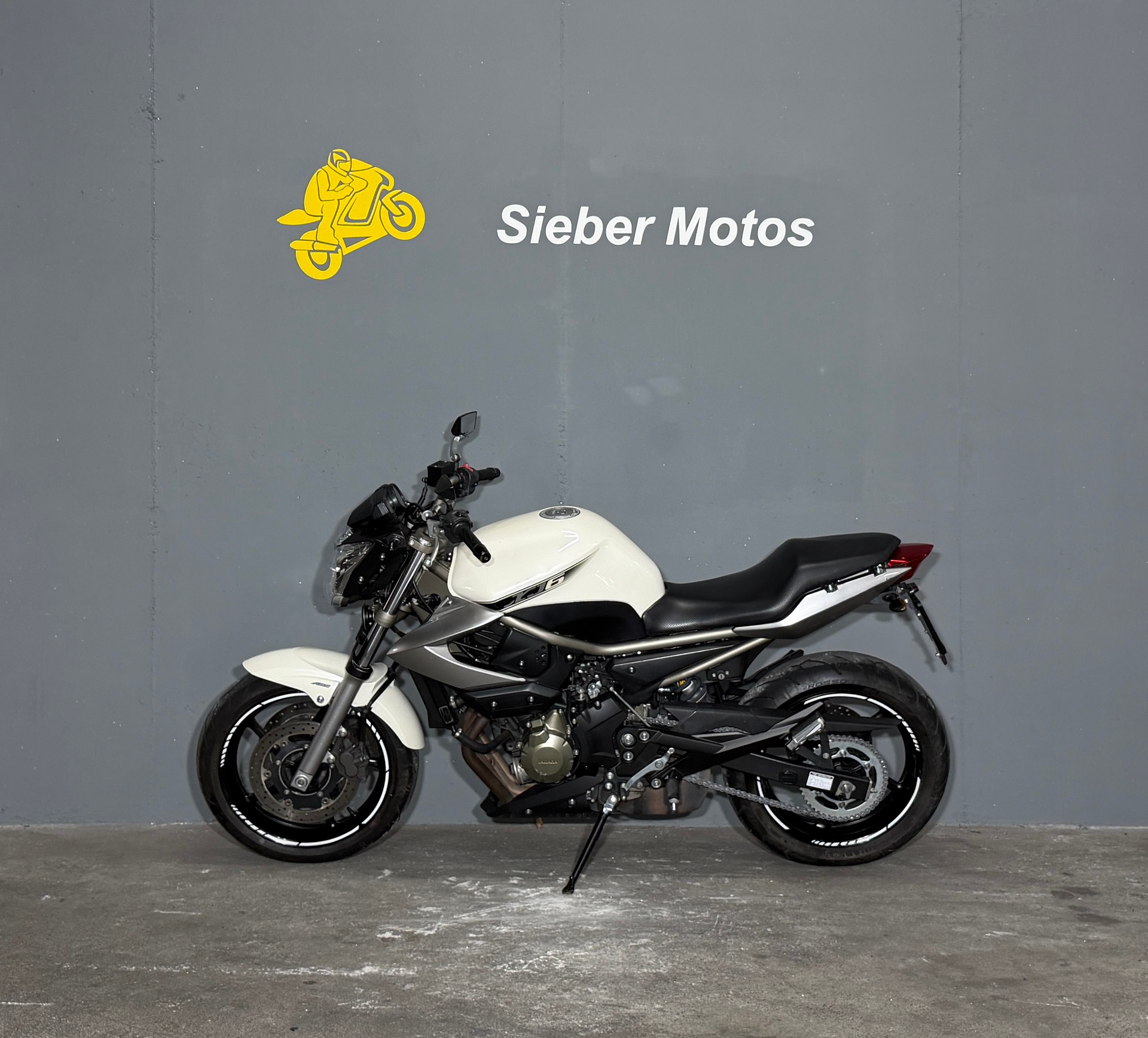 YAMAHA XJ6N ABS-showroom-element-2