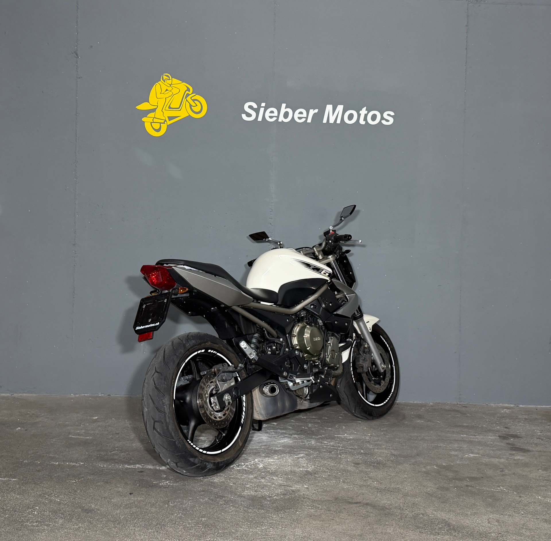 YAMAHA XJ6N ABS-showroom-element-3