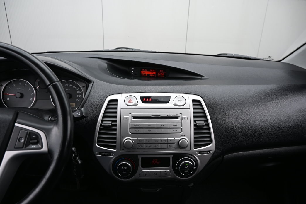 HYUNDAI i20 1.4 Style Automatic-image-9