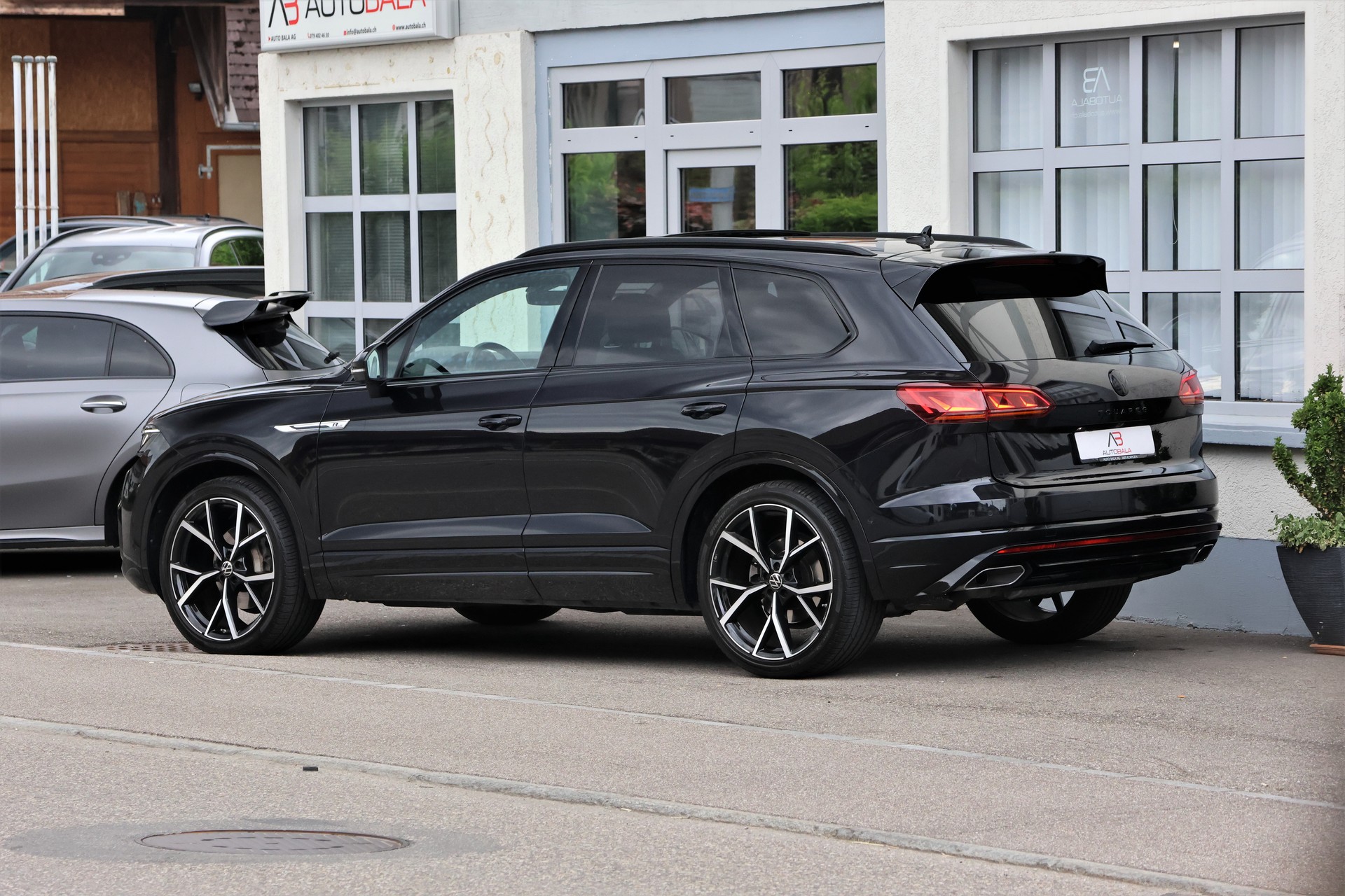 VW Touareg 3.0 TDI R Line Tiptronic "BlackStyle" + 3.5T AHK-image-4