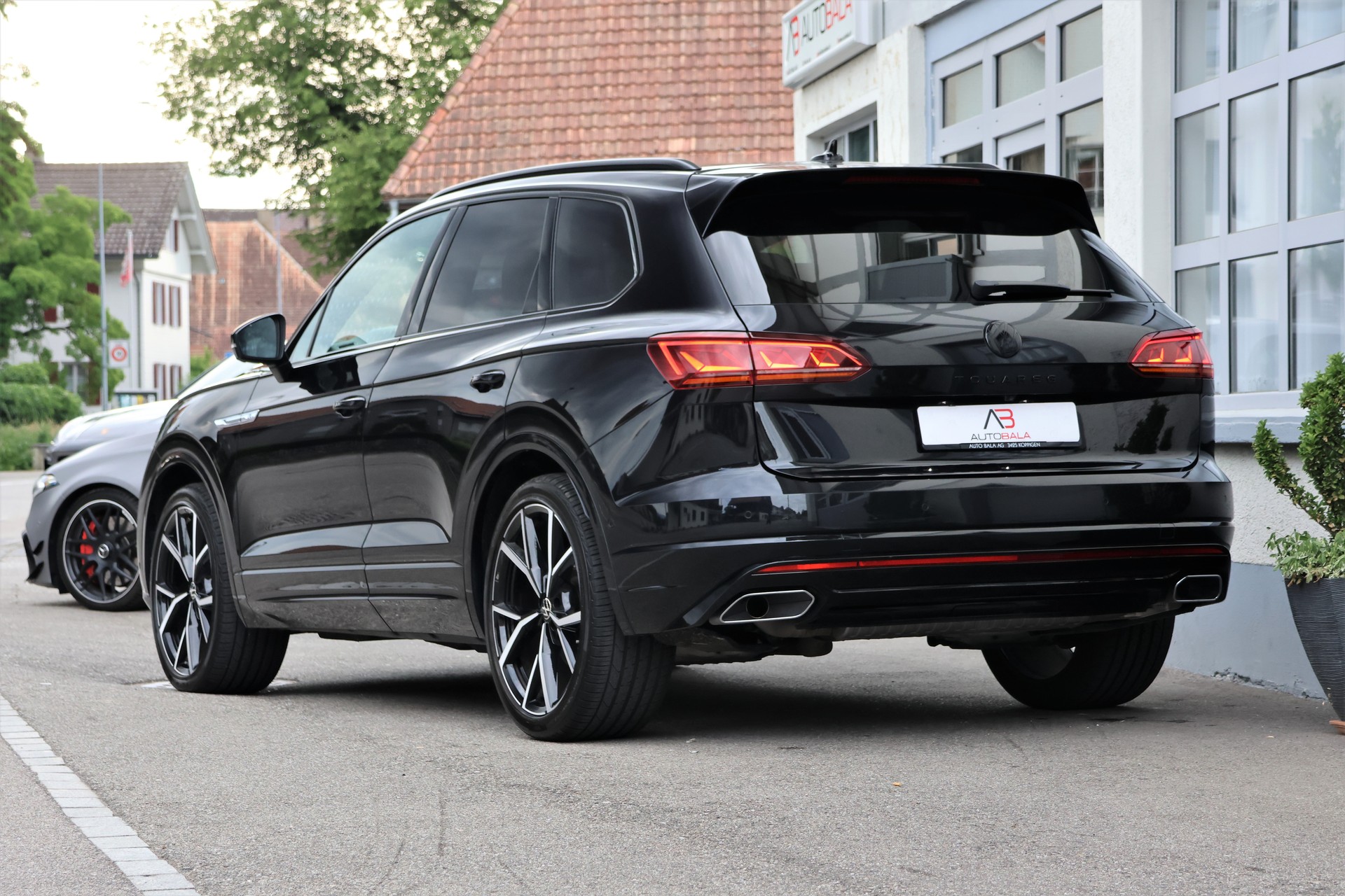 VW Touareg 3.0 TDI R Line Tiptronic "BlackStyle" + 3.5T AHK-image-2
