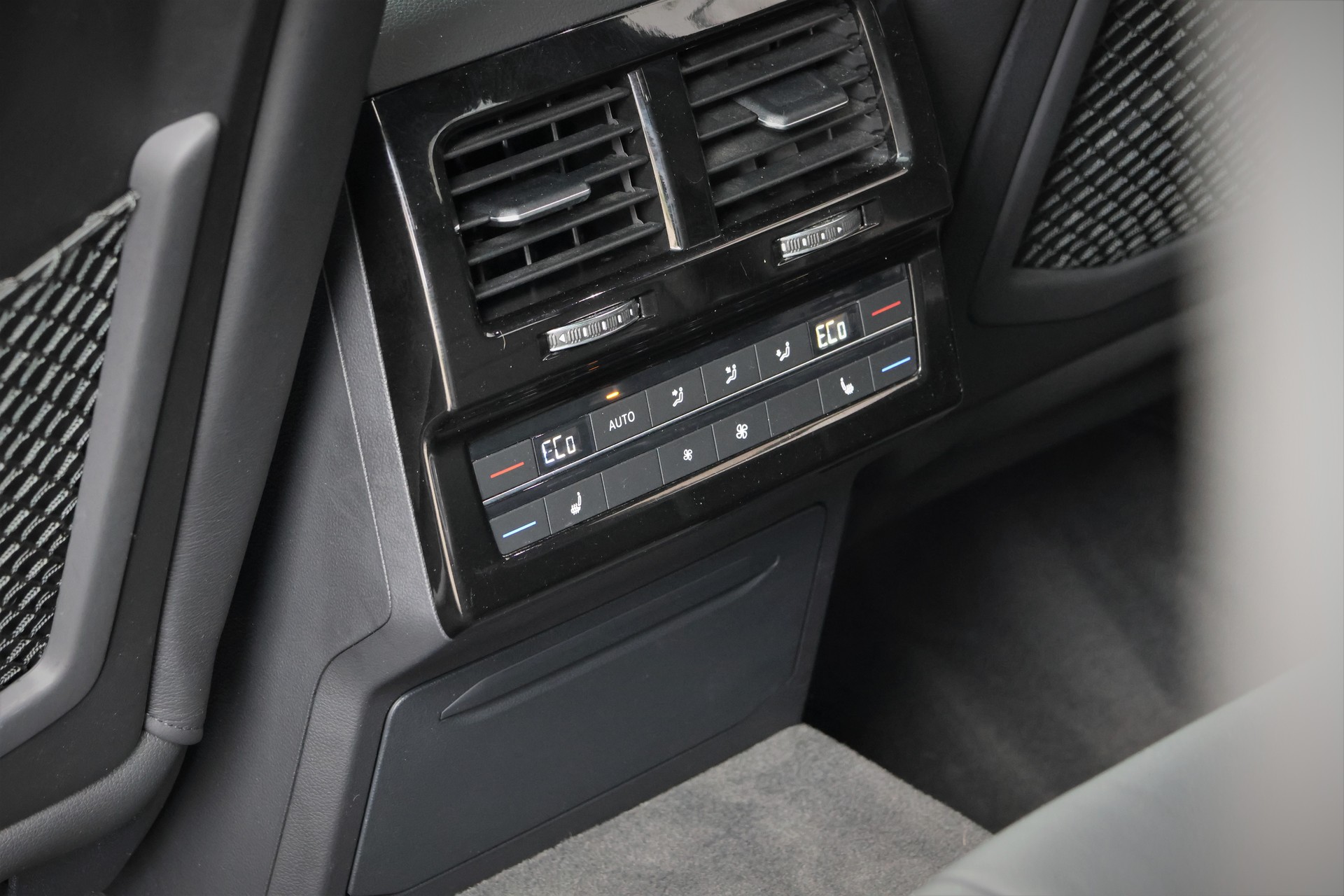 VW Touareg 3.0 TDI R Line Tiptronic "BlackStyle" + 3.5T AHK-image-14