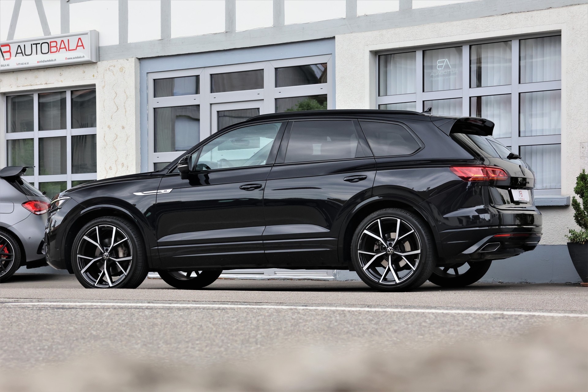 VW Touareg 3.0 TDI R Line Tiptronic "BlackStyle" + 3.5T AHK-image-3