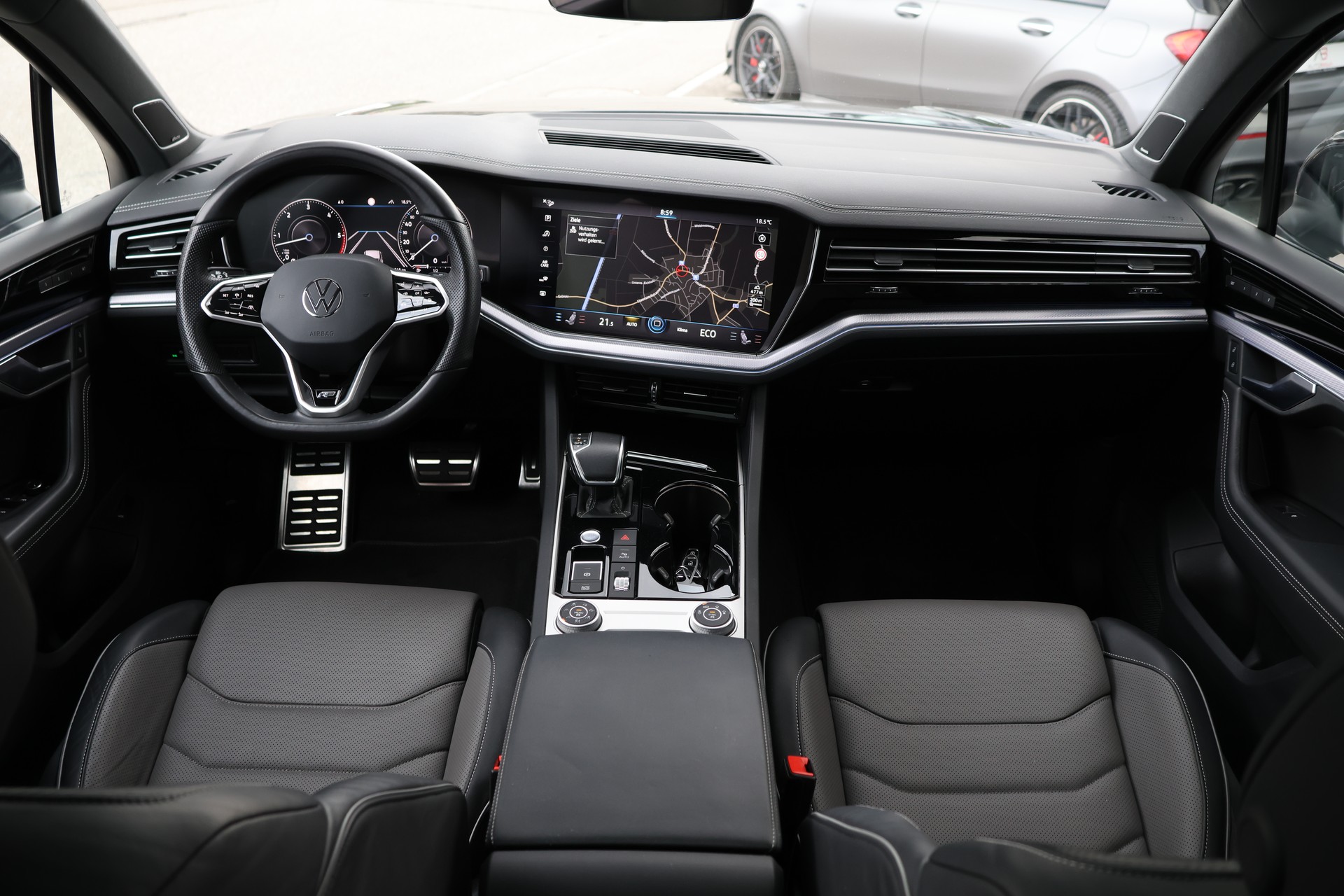 VW Touareg 3.0 TDI R Line Tiptronic "BlackStyle" + 3.5T AHK-image-17