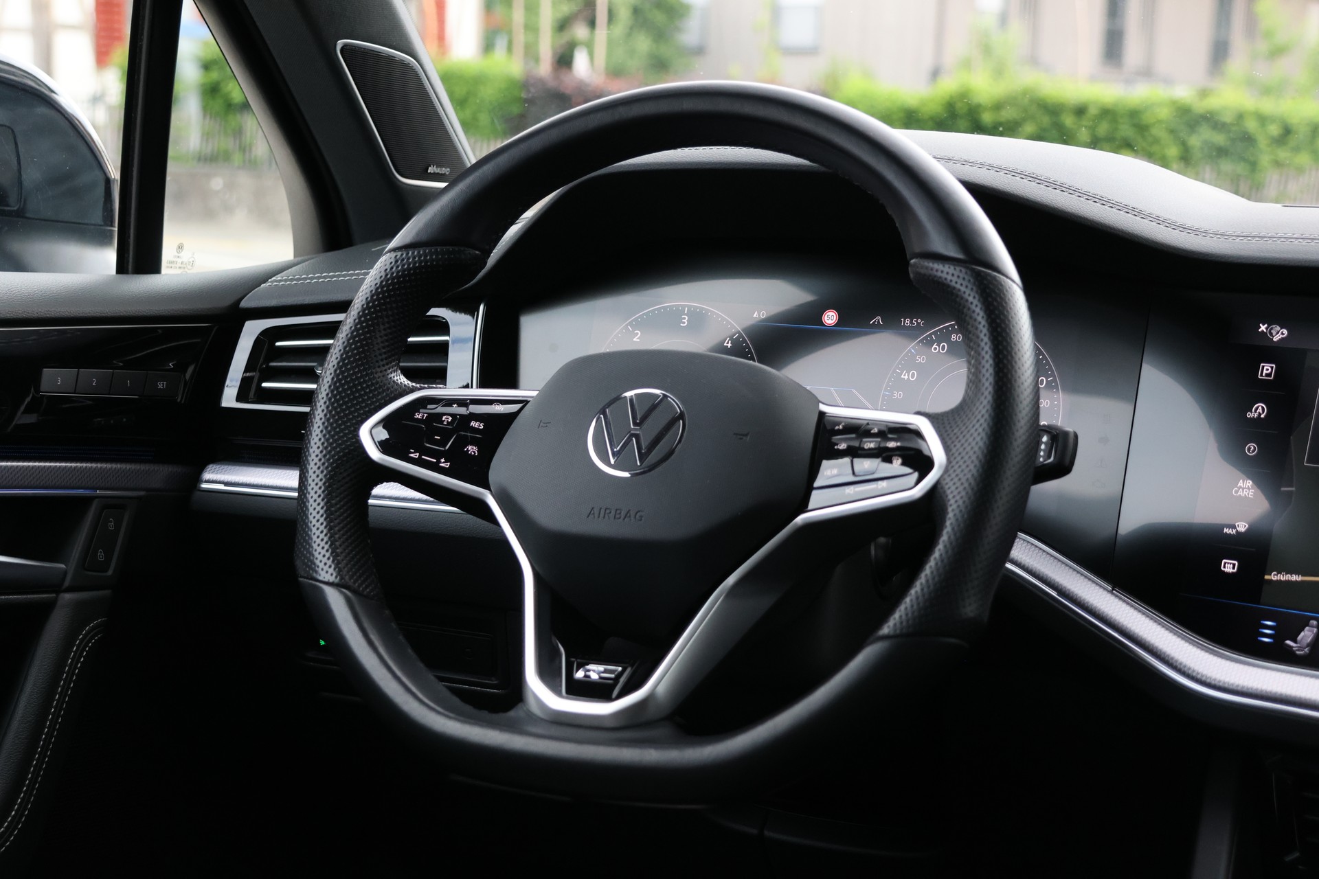 VW Touareg 3.0 TDI R Line Tiptronic "BlackStyle" + 3.5T AHK-image-16