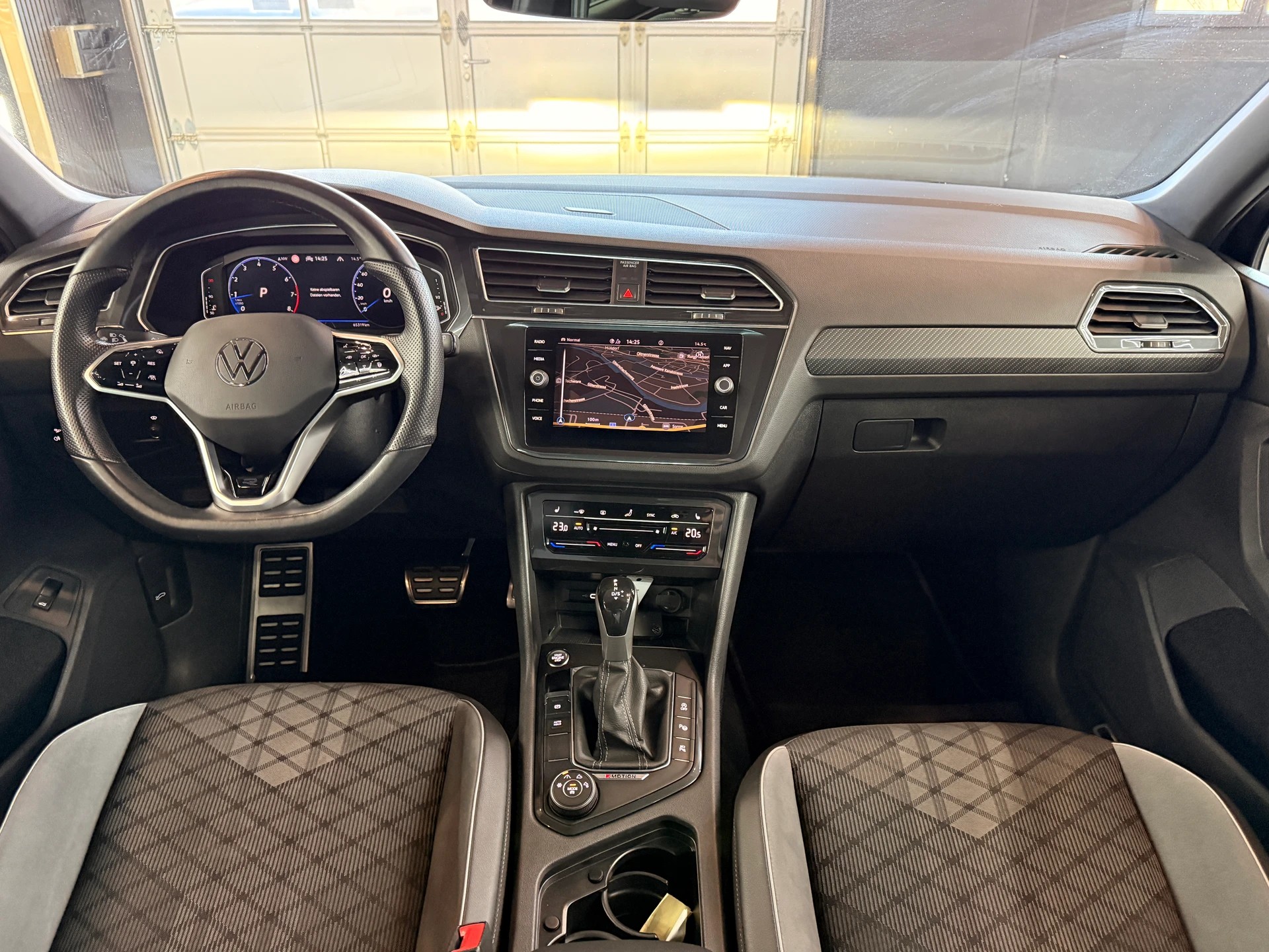 VW Tiguan 2.0TSI R-Line 4Motion DSG-image-12
