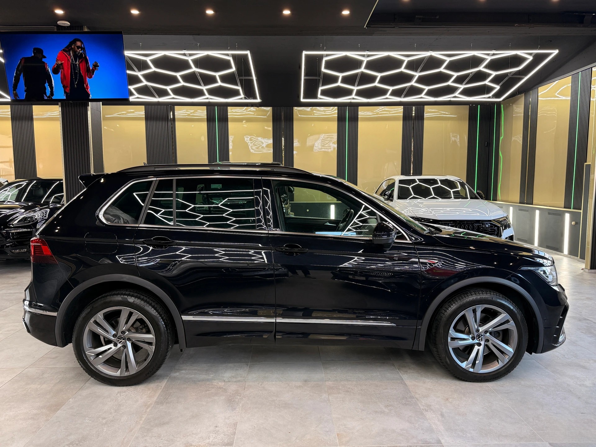VW Tiguan 2.0TSI R-Line 4Motion DSG-image-3